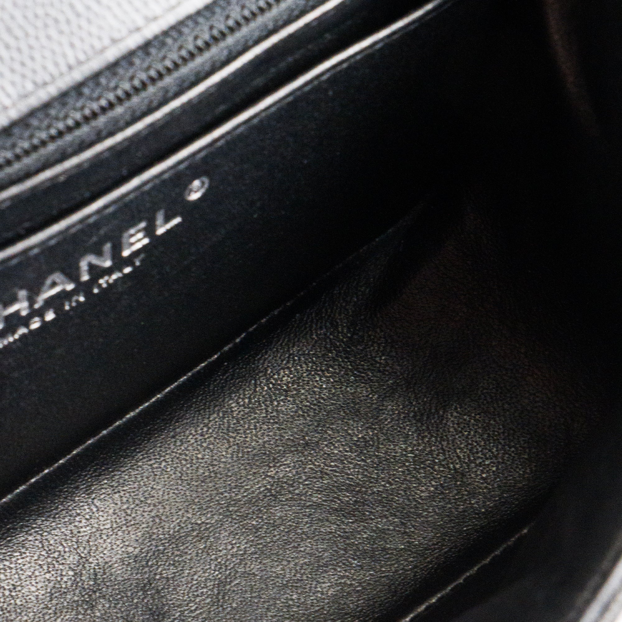 CHANEL - Sac à bandoulière Classique/Timeless Mini Square Chanel en cuir caviar noir