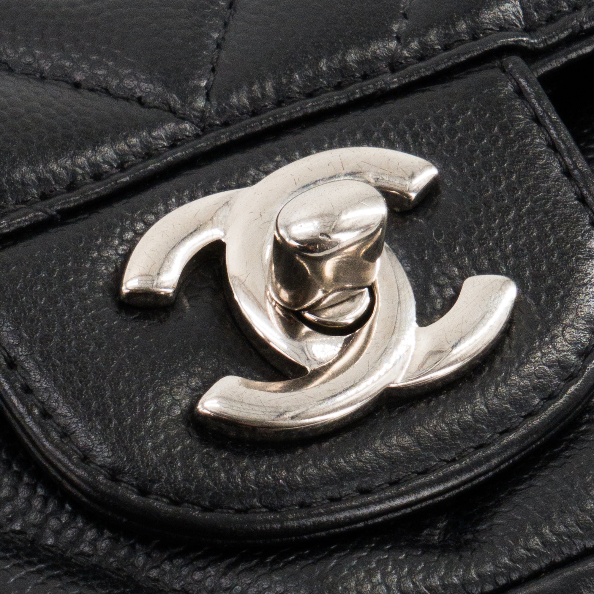 CHANEL - Sac à bandoulière Classique/Timeless Mini Square Chanel en cuir caviar noir