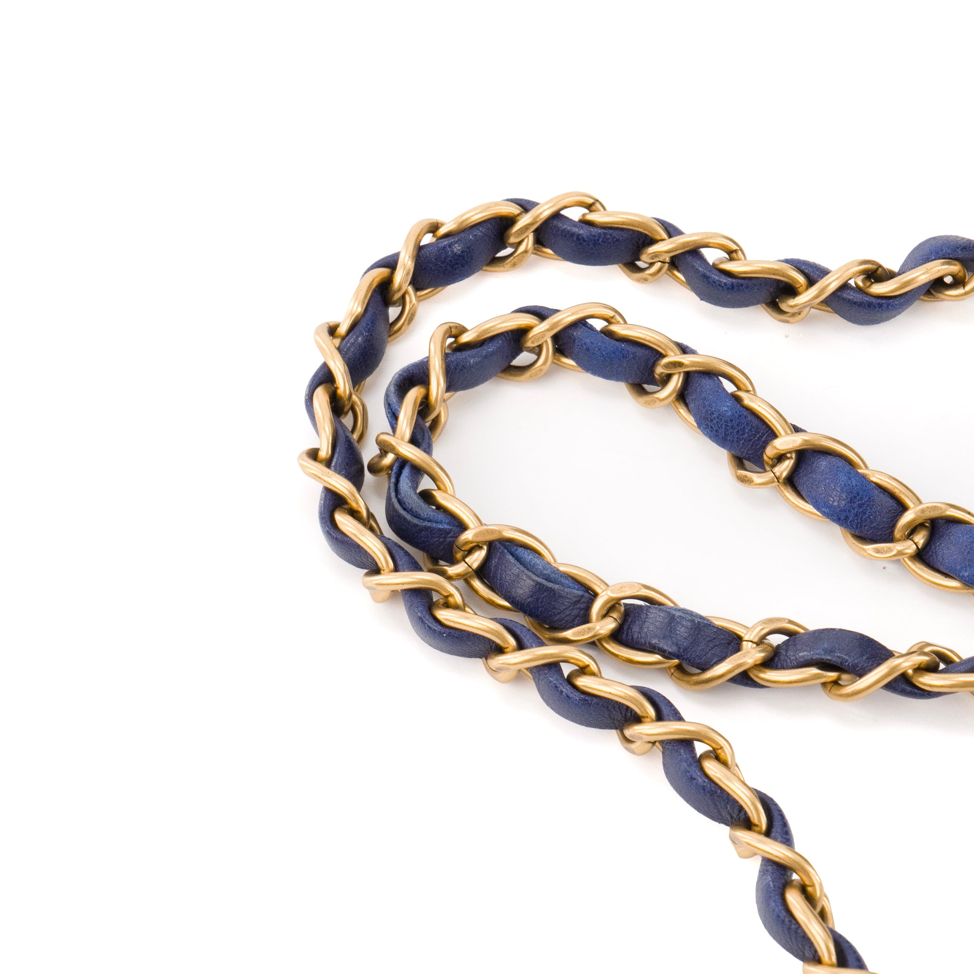 CHANEL - Sac à bandoulière Classique/Timeless Mini Square Chanel en cuir chevron bleu marine