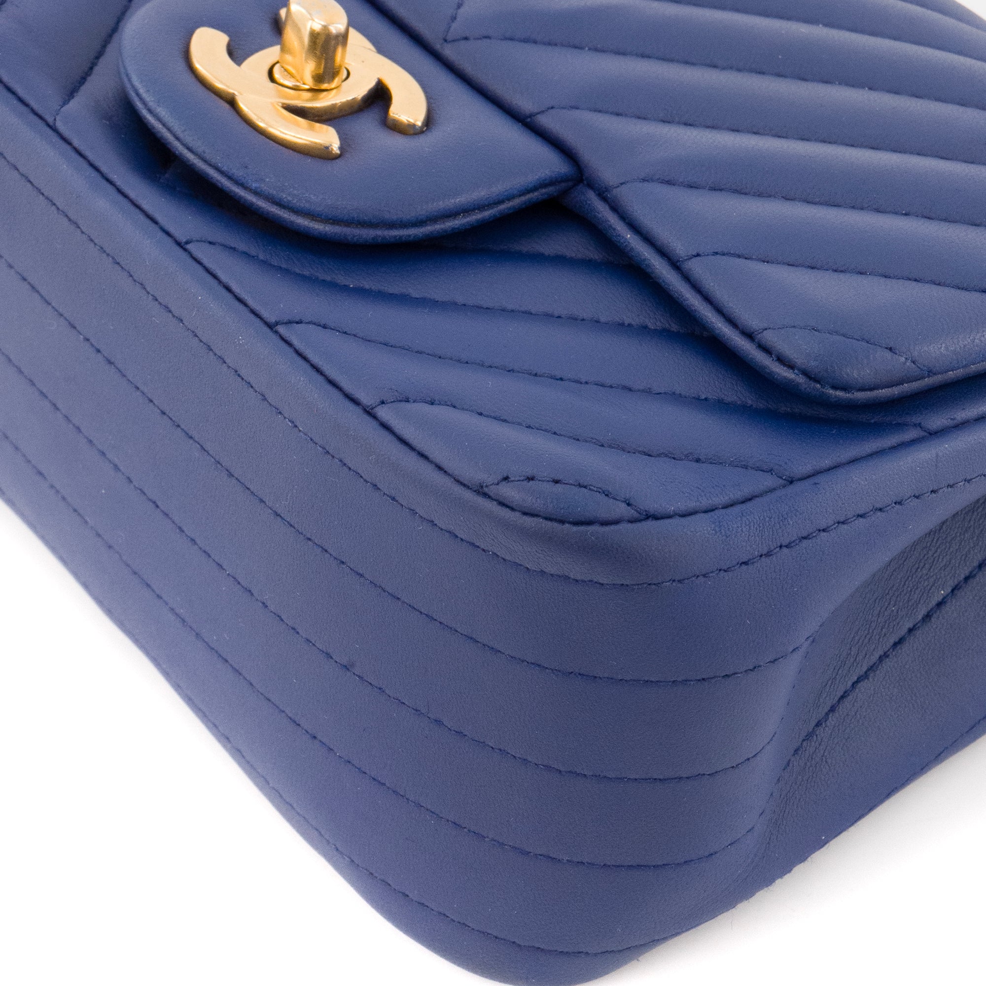CHANEL - Sac à bandoulière Classique/Timeless Mini Square Chanel en cuir chevron bleu marine