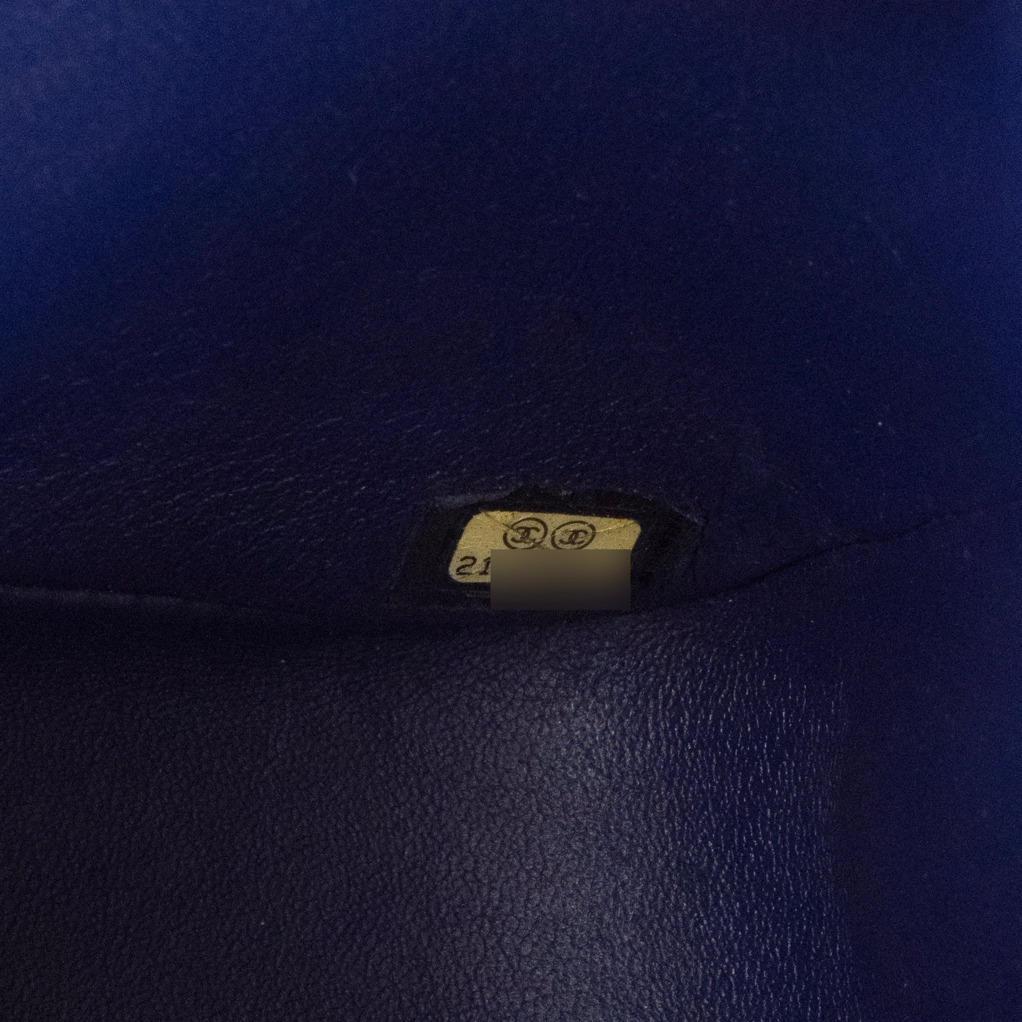 CHANEL - Sac à bandoulière Classique/Timeless Mini Square Chanel en cuir chevron bleu marine