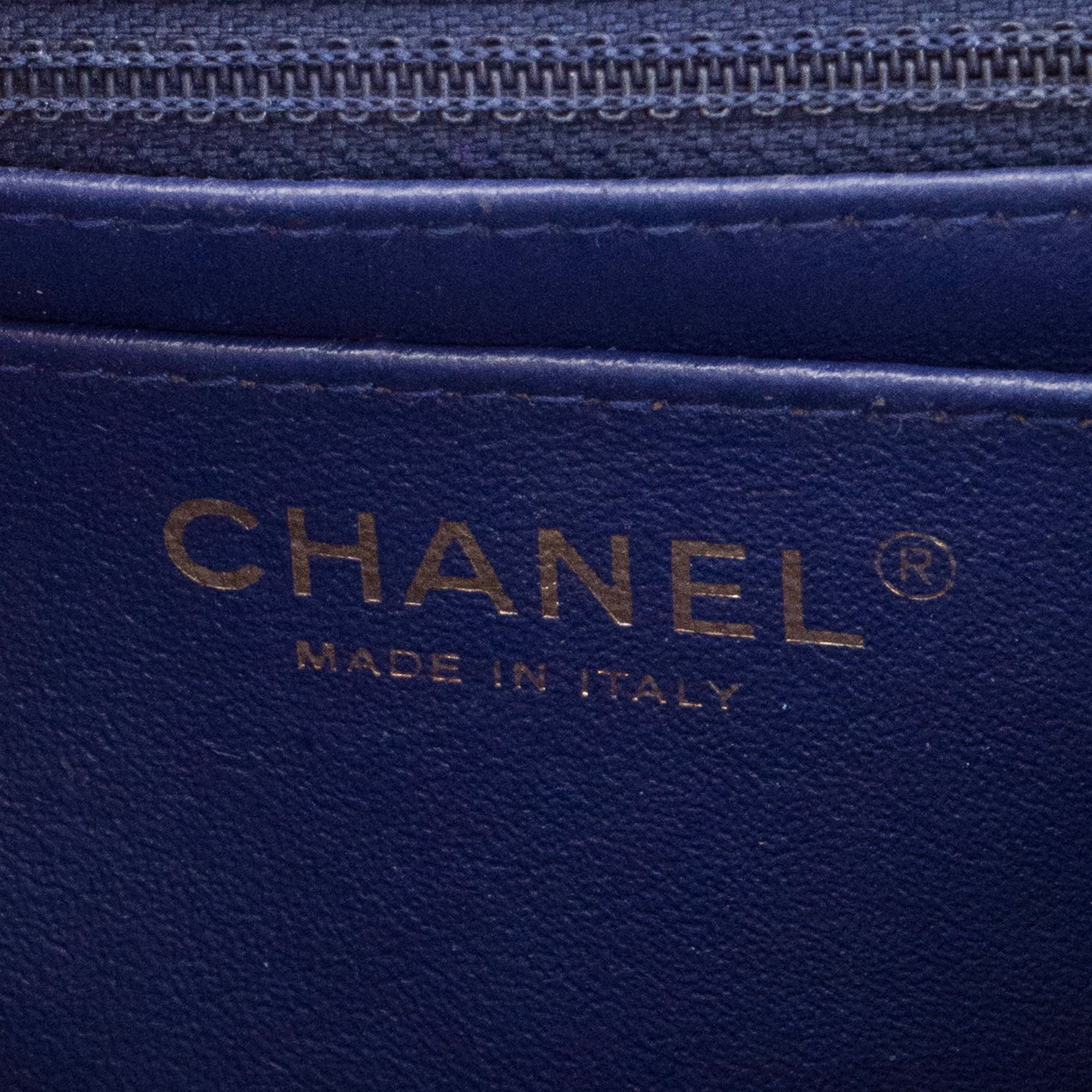 CHANEL - Sac à bandoulière Classique/Timeless Mini Square Chanel en cuir chevron bleu marine