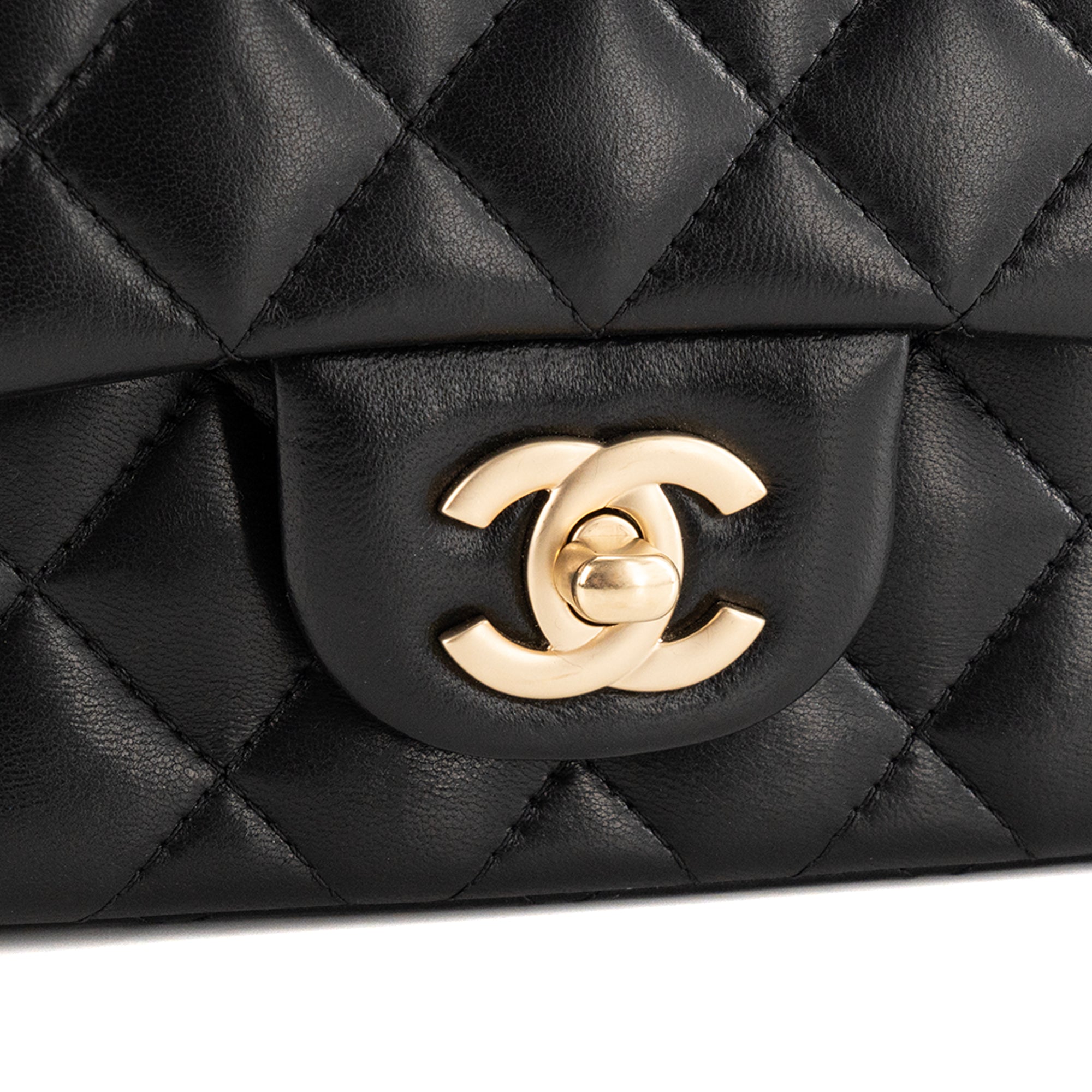 CHANEL - Sac à bandoulière Classique/Timeless Mini Square Chanel en cuir lisse noir