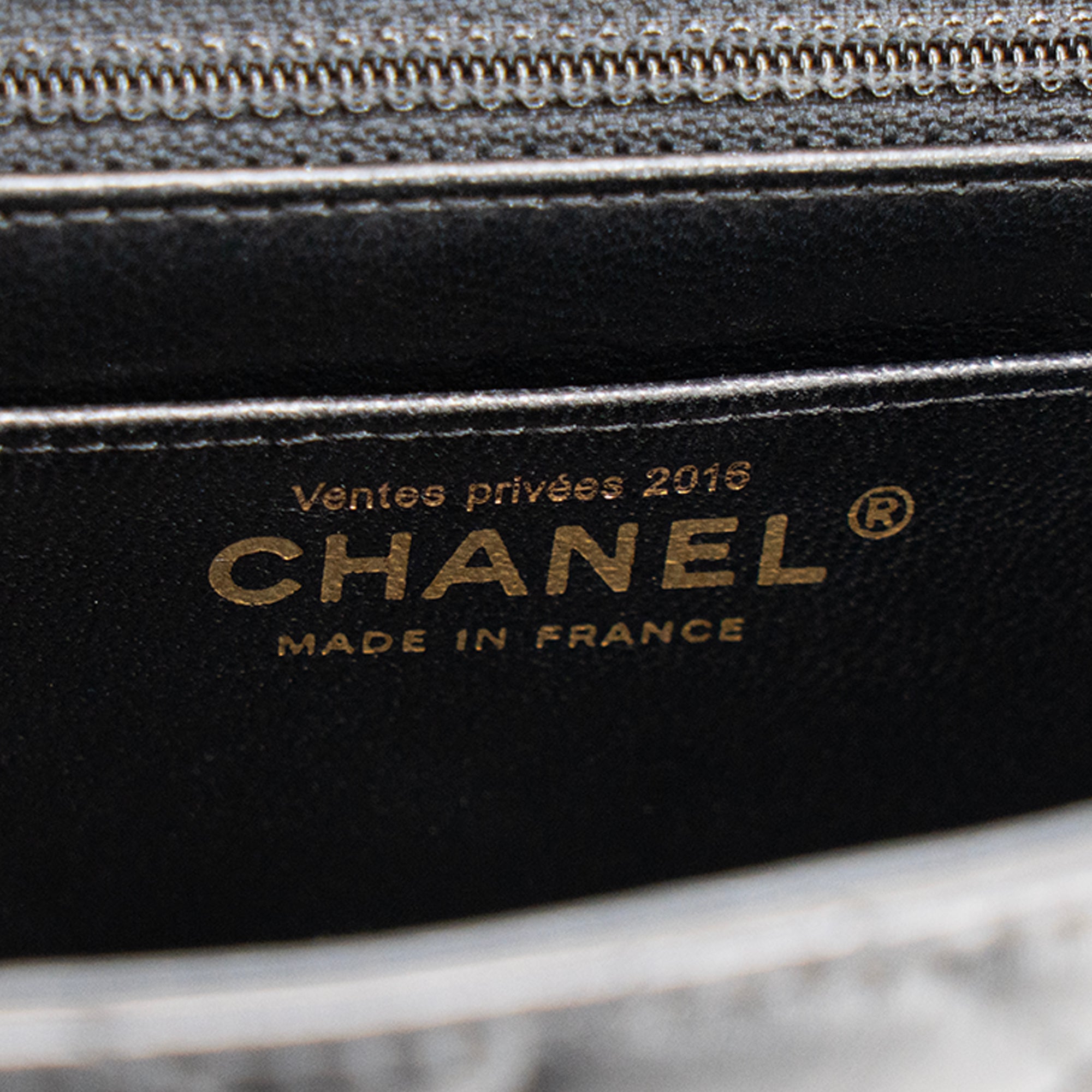 CHANEL - Sac à bandoulière Classique/Timeless Mini Square Chanel en cuir lisse noir
