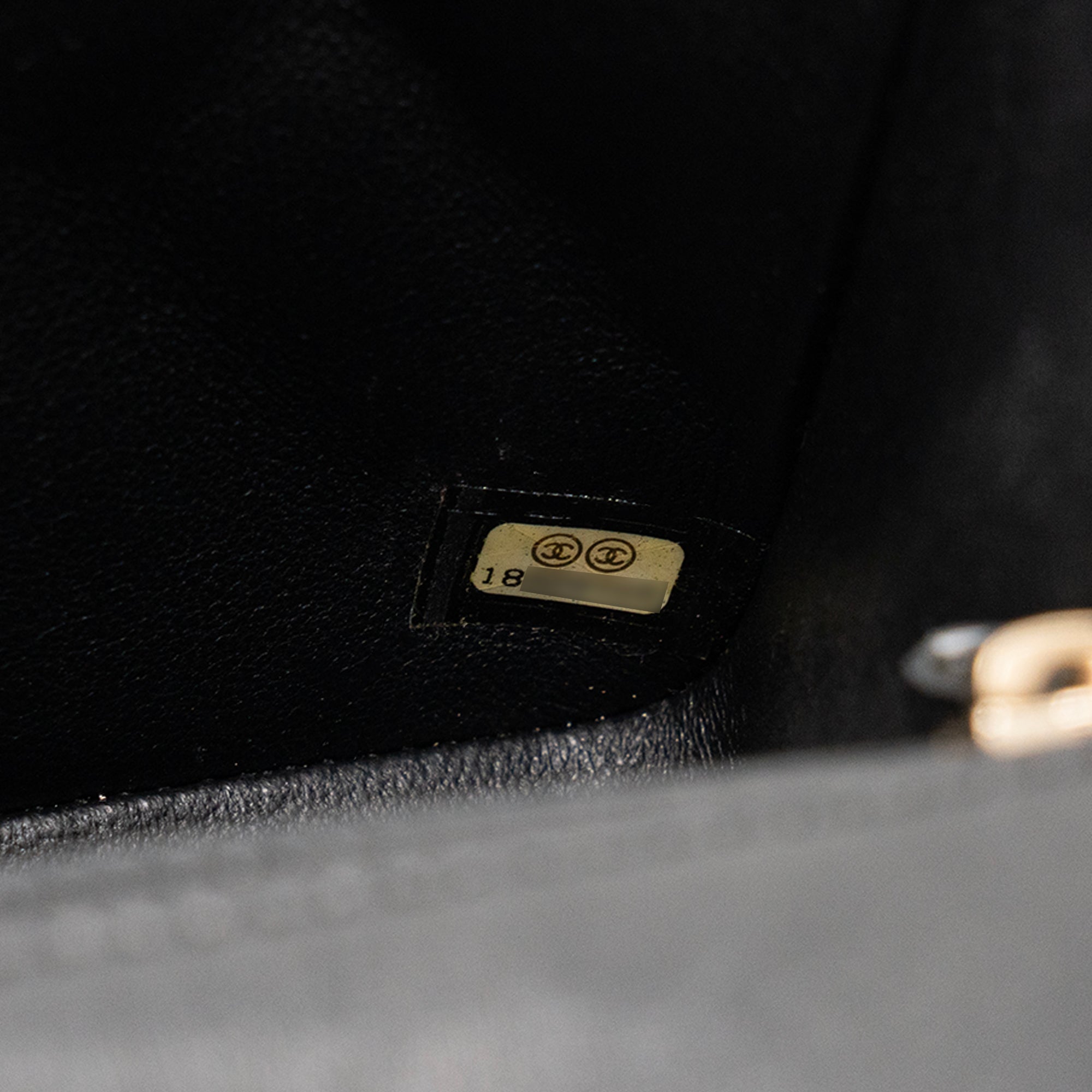 CHANEL - Sac à bandoulière Classique/Timeless Mini Square Chanel en cuir lisse noir