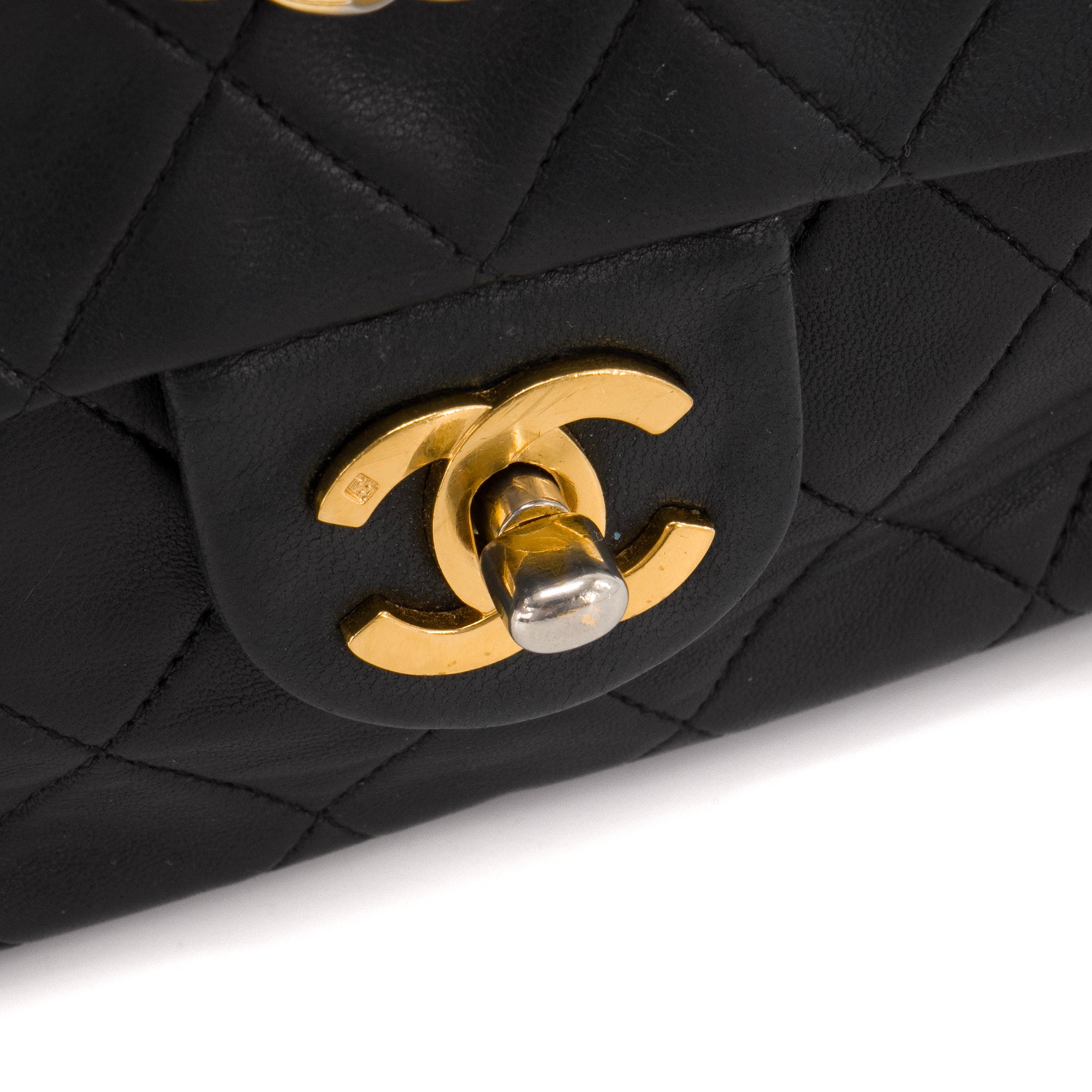 CHANEL - Sac à bandoulière Classique/Timeless Mini Square Chanel en cuir noir vintage