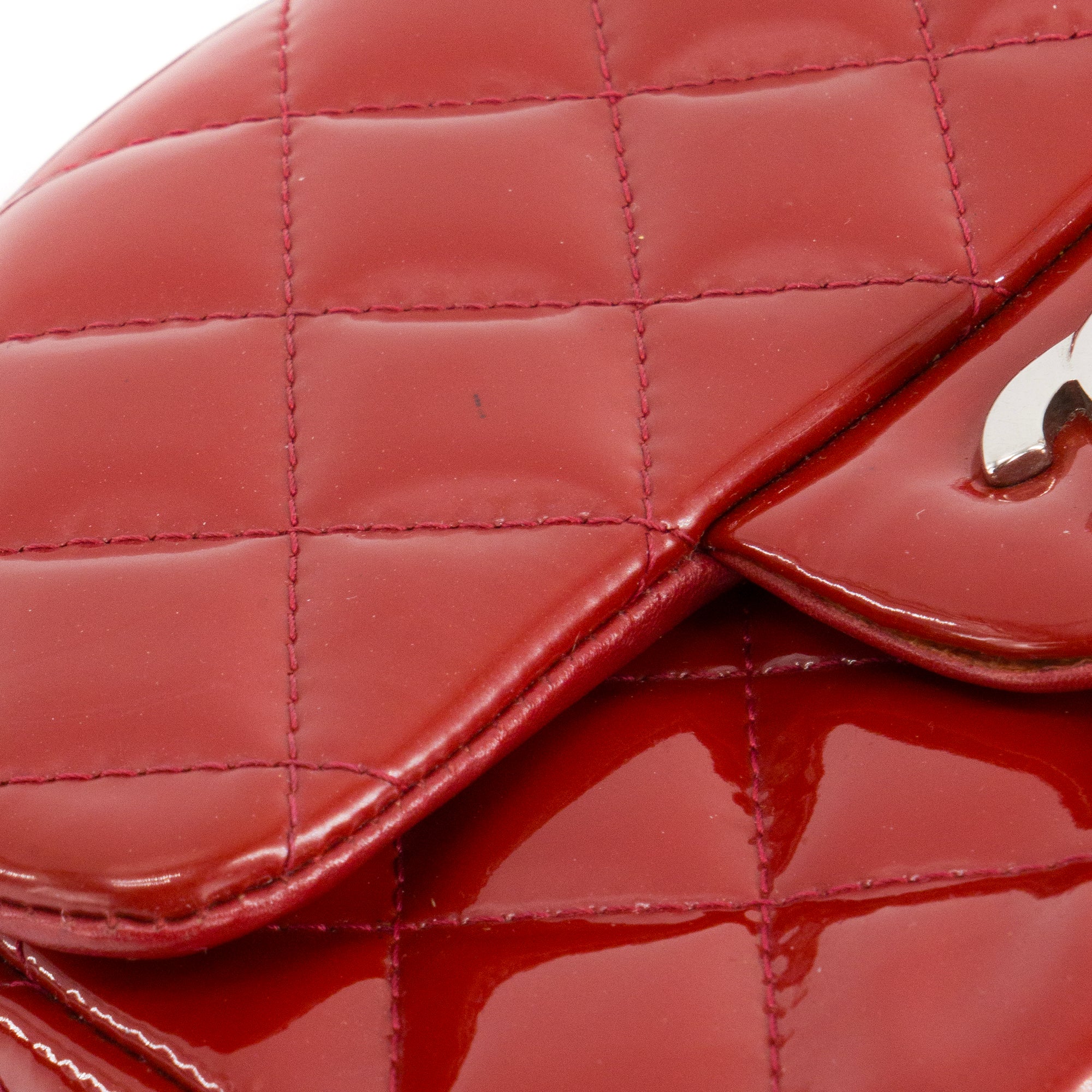 CHANEL - Sac à bandoulière Classique/Timeless Mini Square Chanel en cuir verni rouge