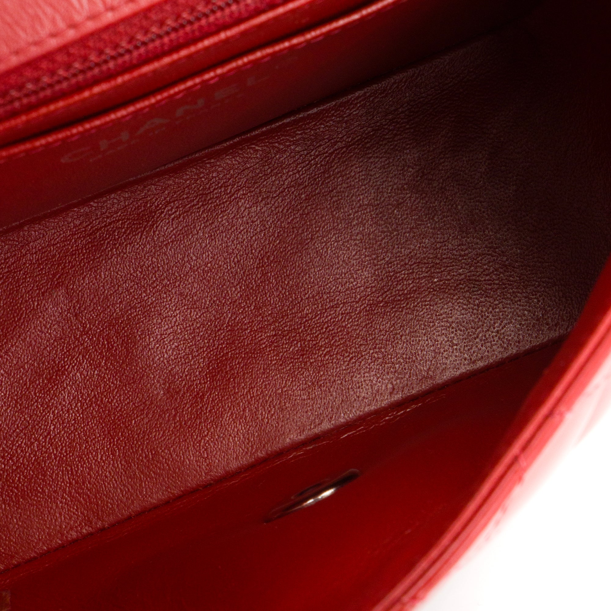 CHANEL - Sac à bandoulière Classique/Timeless Mini Square Chanel en cuir verni rouge