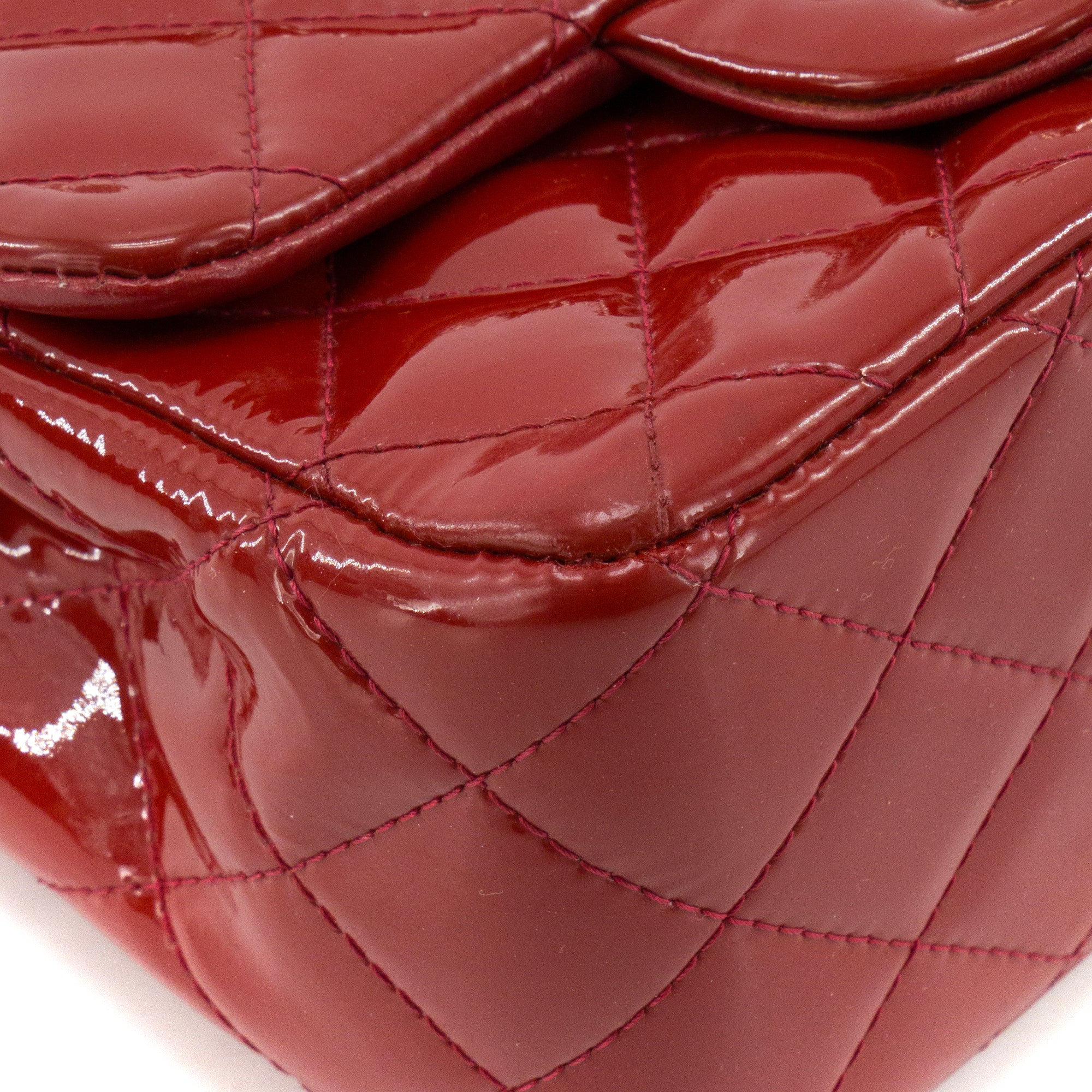 CHANEL - Sac à bandoulière Classique/Timeless Mini Square Chanel en cuir verni rouge