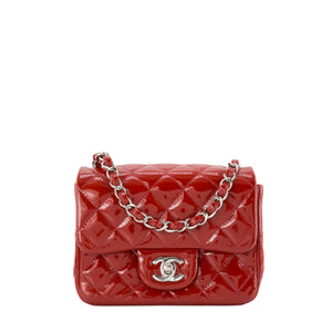 CHANEL - Sac à bandoulière Classique/Timeless Mini Square Chanel en cuir verni rouge