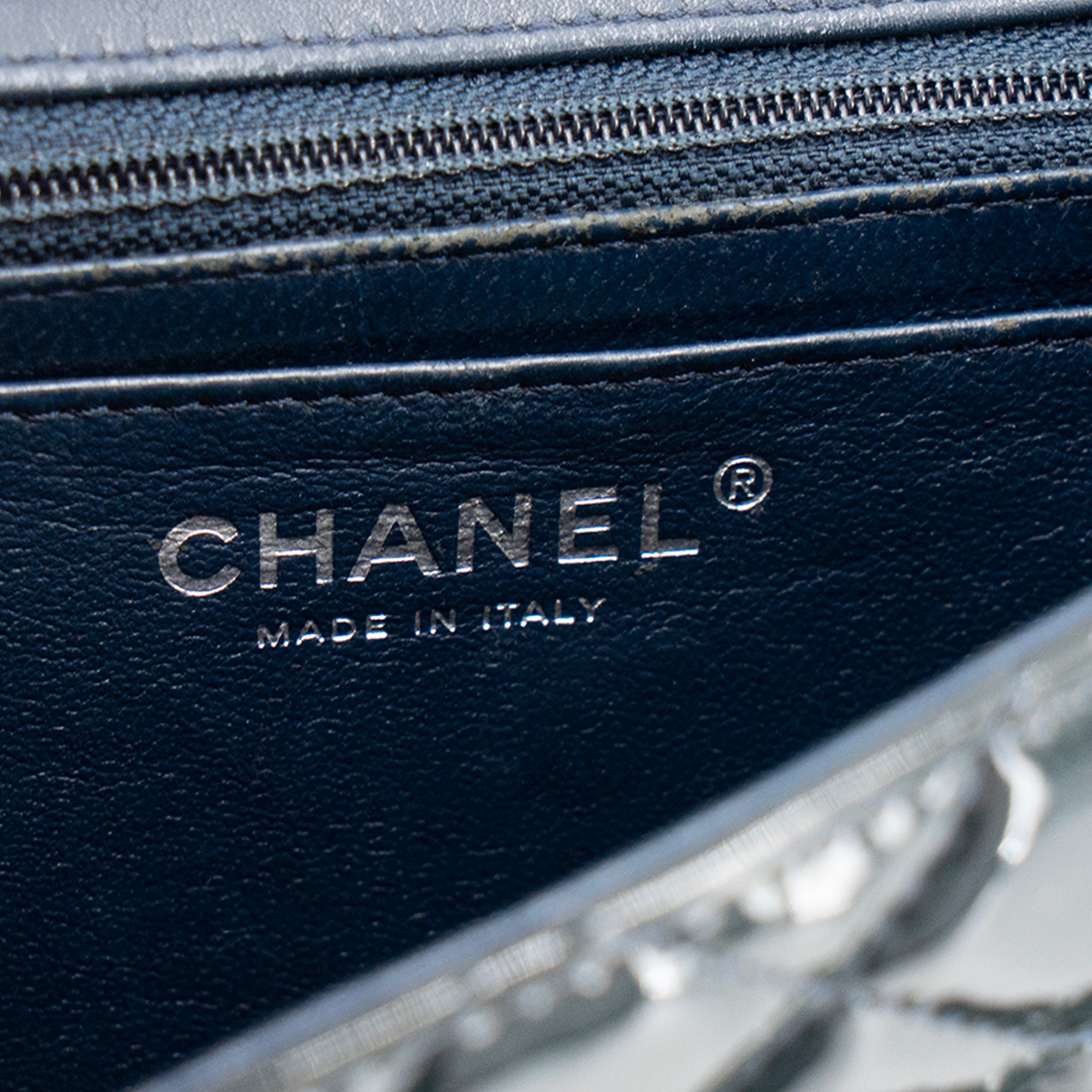 CHANEL - Sac à bandoulière Classique/Timeless Mini Square Chanel en cuir verni vert