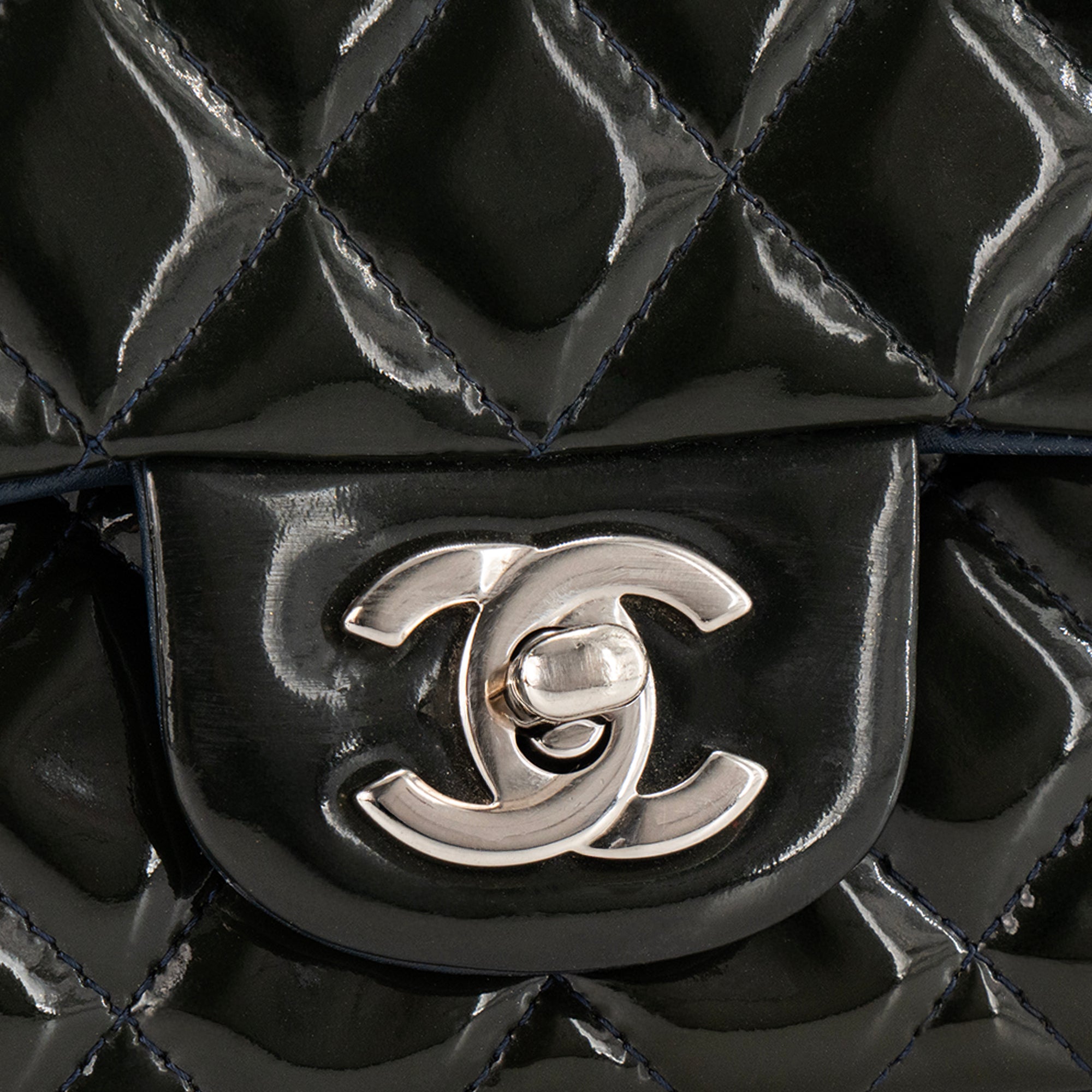 CHANEL - Sac à bandoulière Classique/Timeless Mini Square Chanel en cuir verni vert