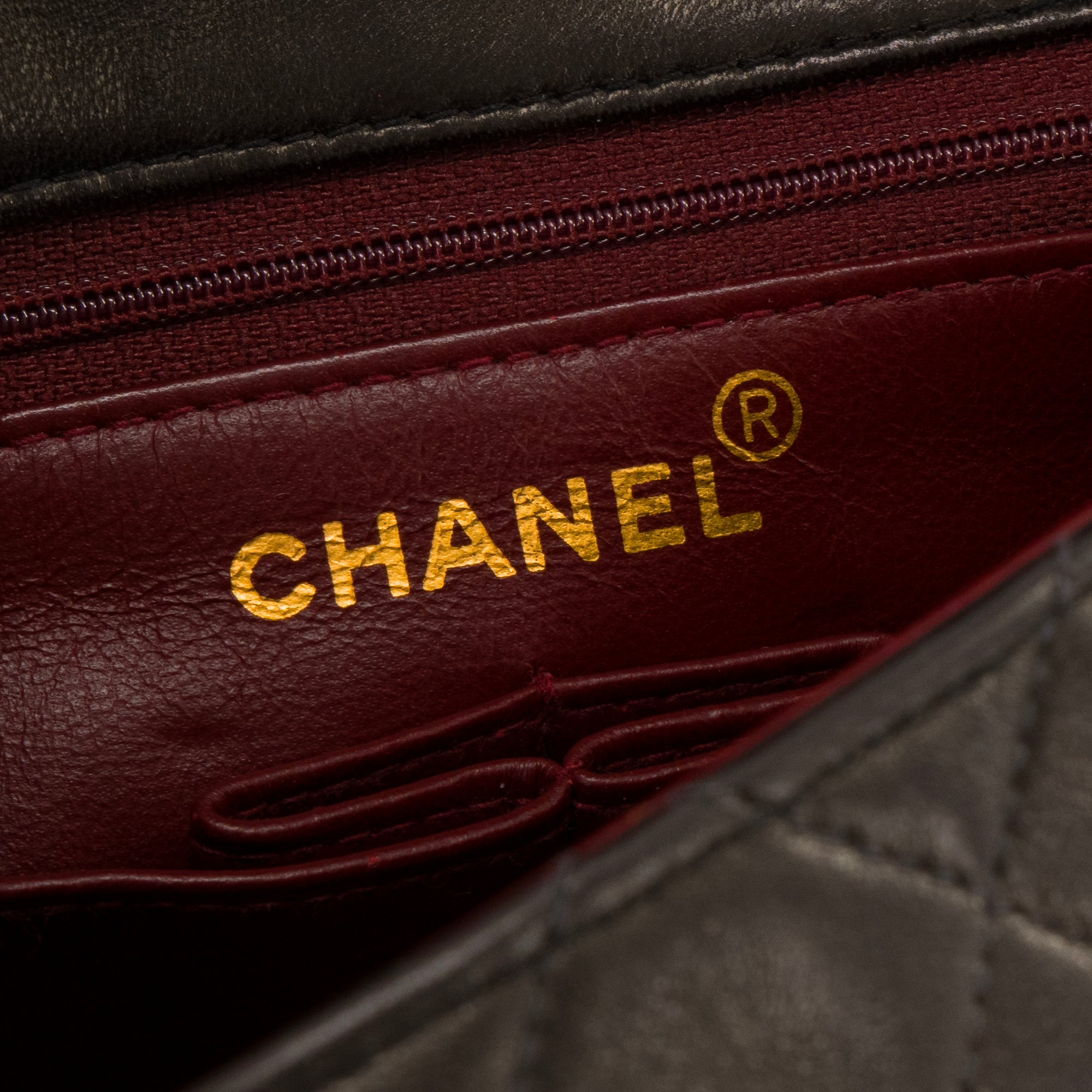 CHANEL - Sac à bandoulière Classique/Timeless Square Chanel en cuir lisse noir vintage