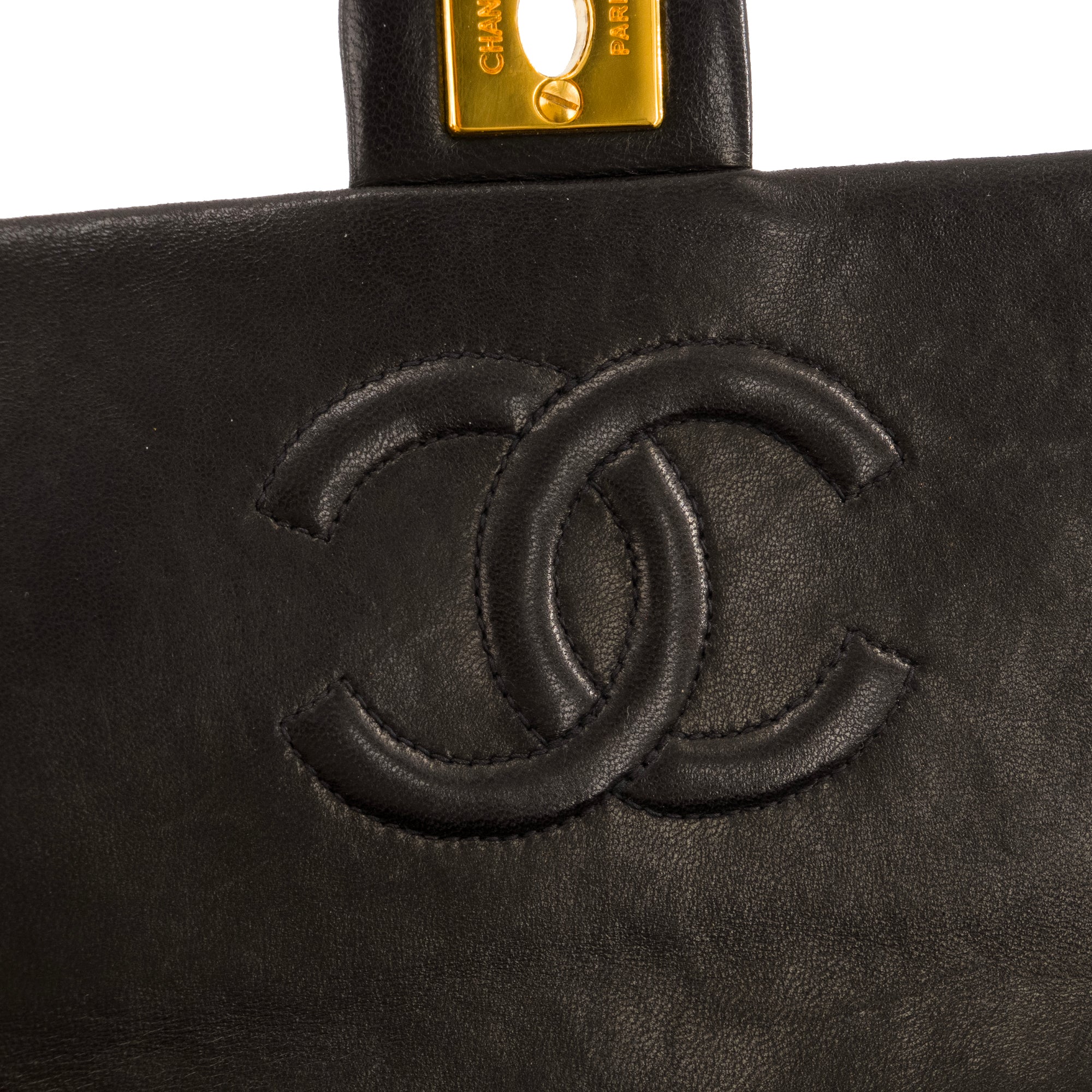 CHANEL - Sac à bandoulière Classique/Timeless Square Chanel en cuir lisse noir vintage