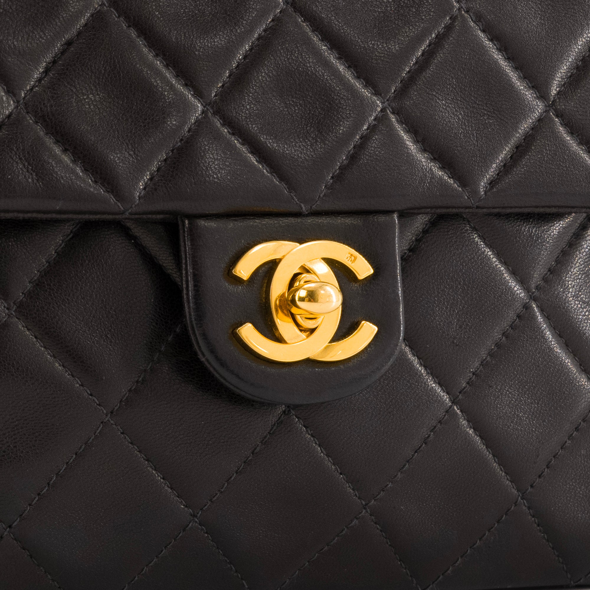 CHANEL - Sac à bandoulière Classique/Timeless Square Chanel en cuir lisse noir vintage