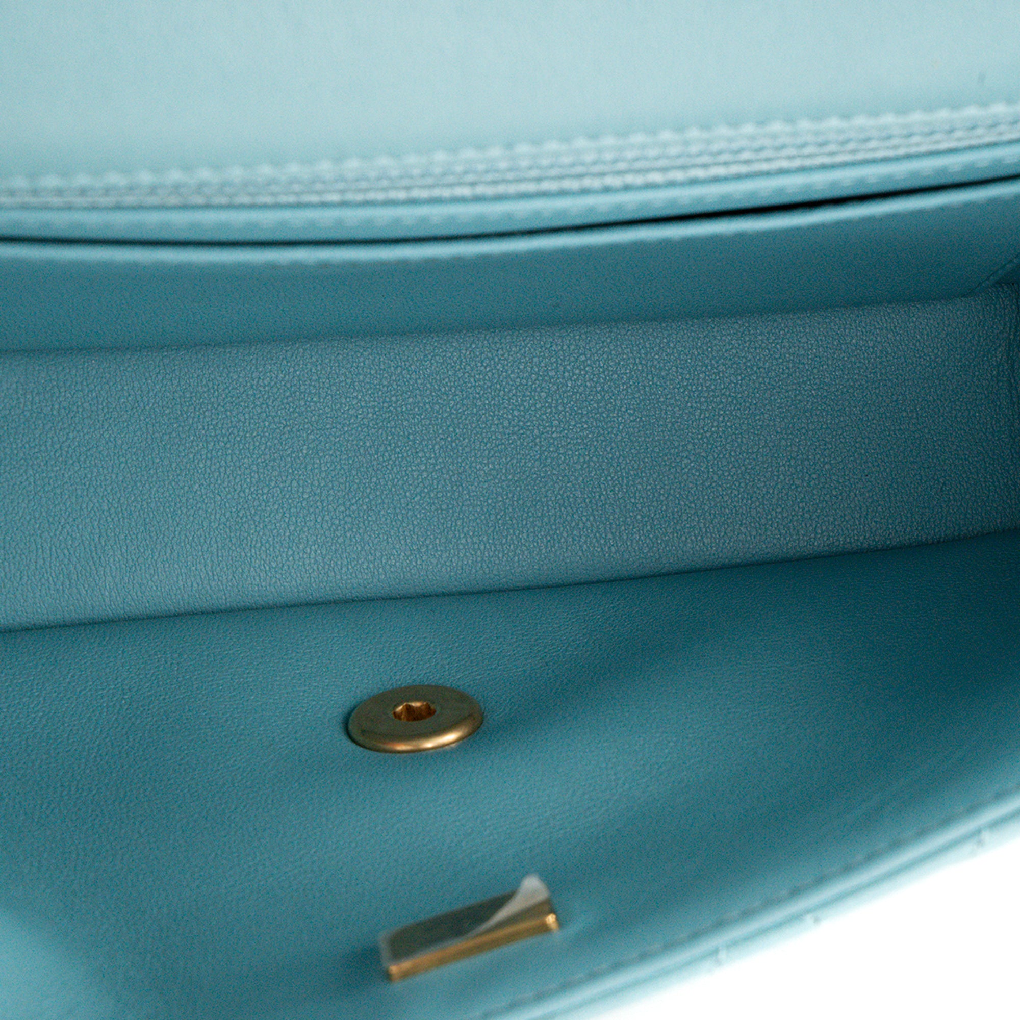 CHANEL - Sac à bandoulière Classique/Timeless Top Handle Chanel en cuir lisse bleu