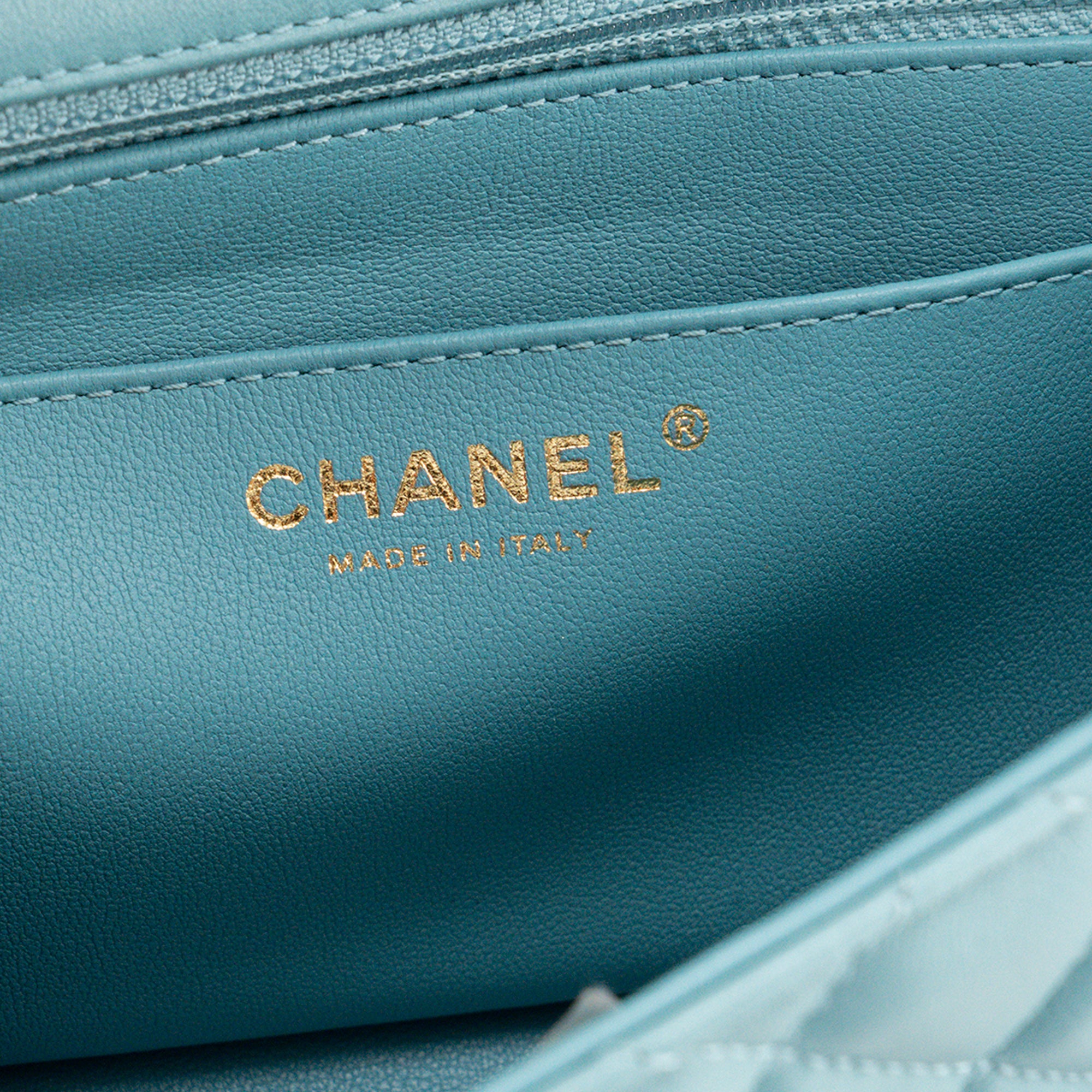 CHANEL - Sac à bandoulière Classique/Timeless Top Handle Chanel en cuir lisse bleu
