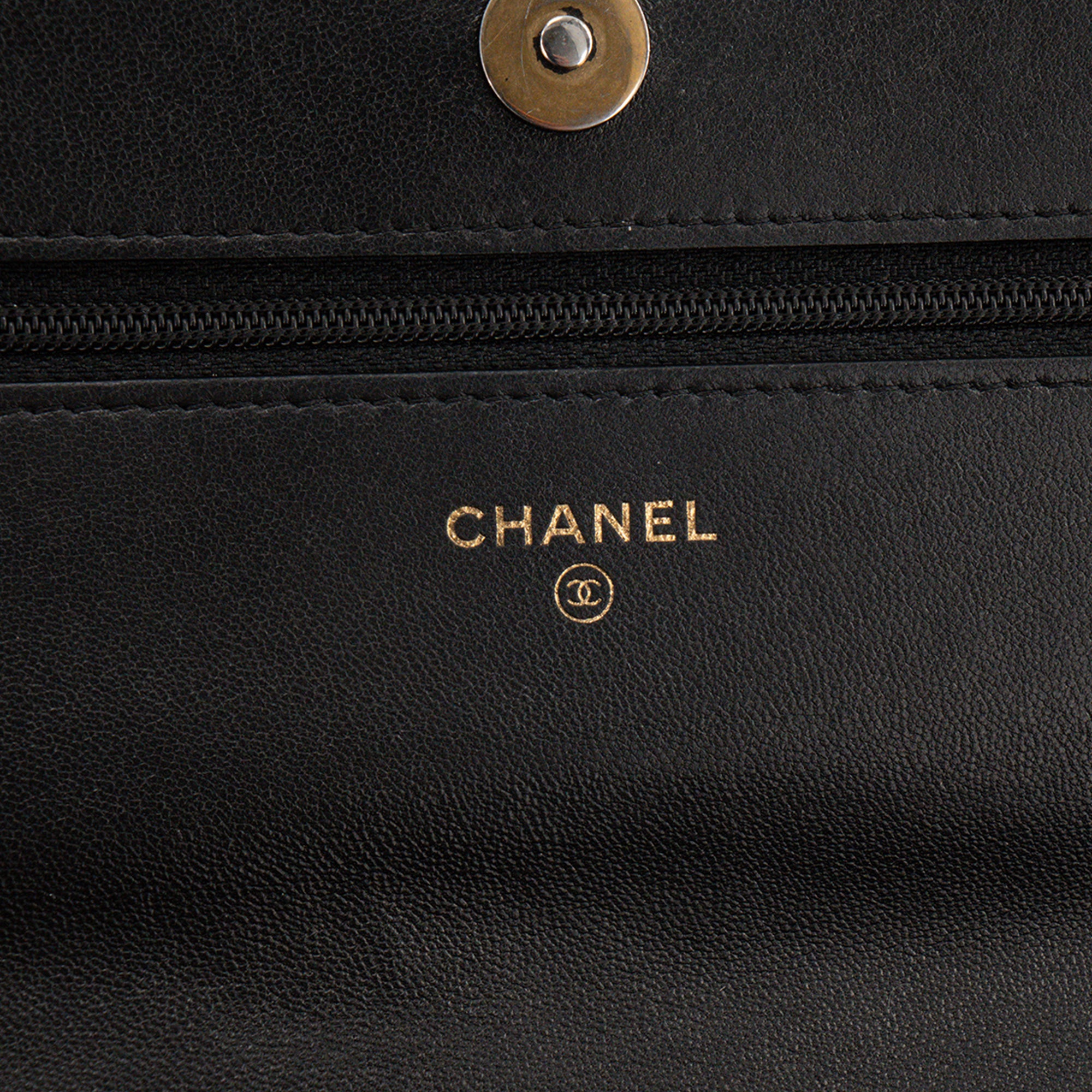 CHANEL - Sac à bandoulière Wallet On Chain 19 Chanel en cuir lisse noir