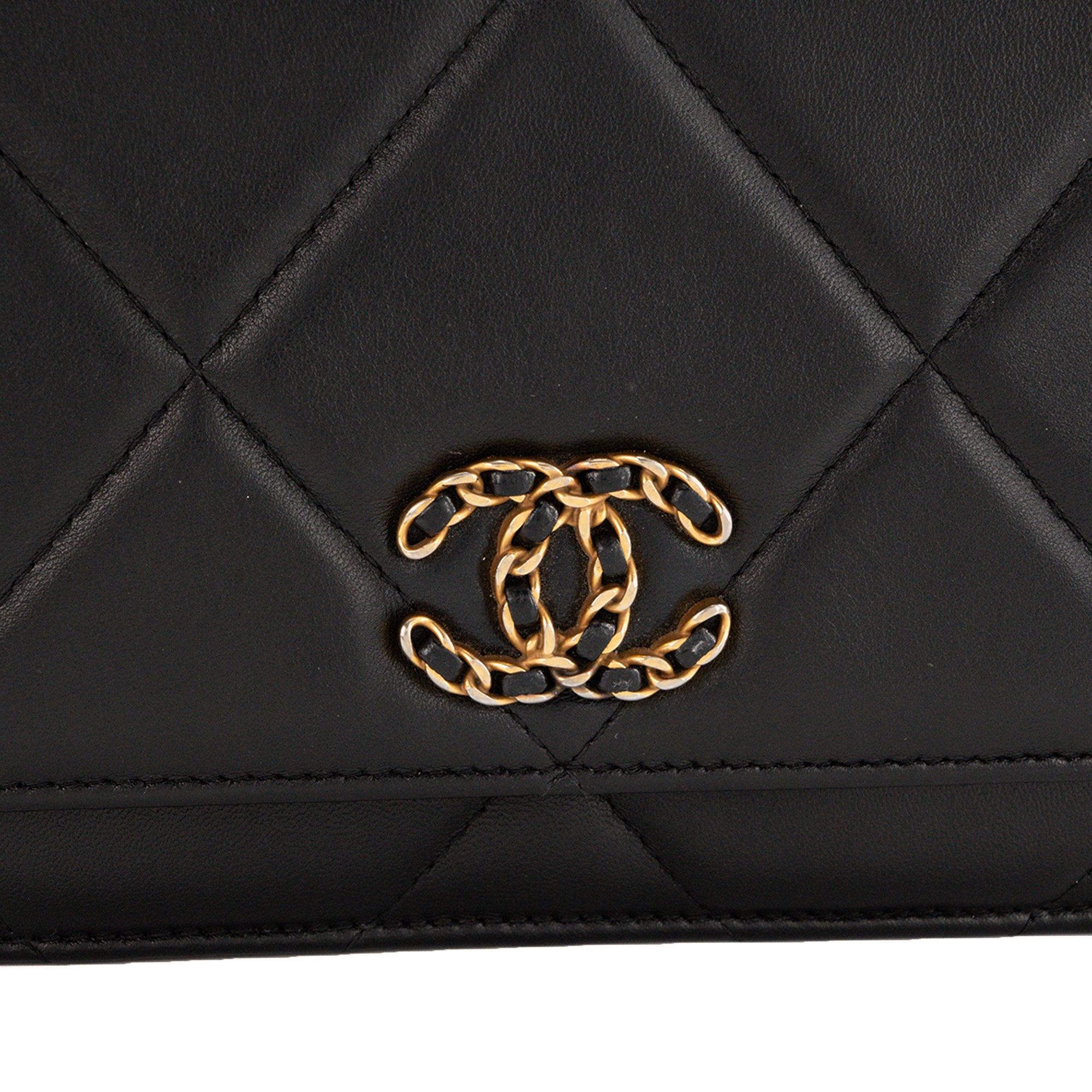 CHANEL - Sac à bandoulière Wallet On Chain 19 Chanel en cuir lisse noir