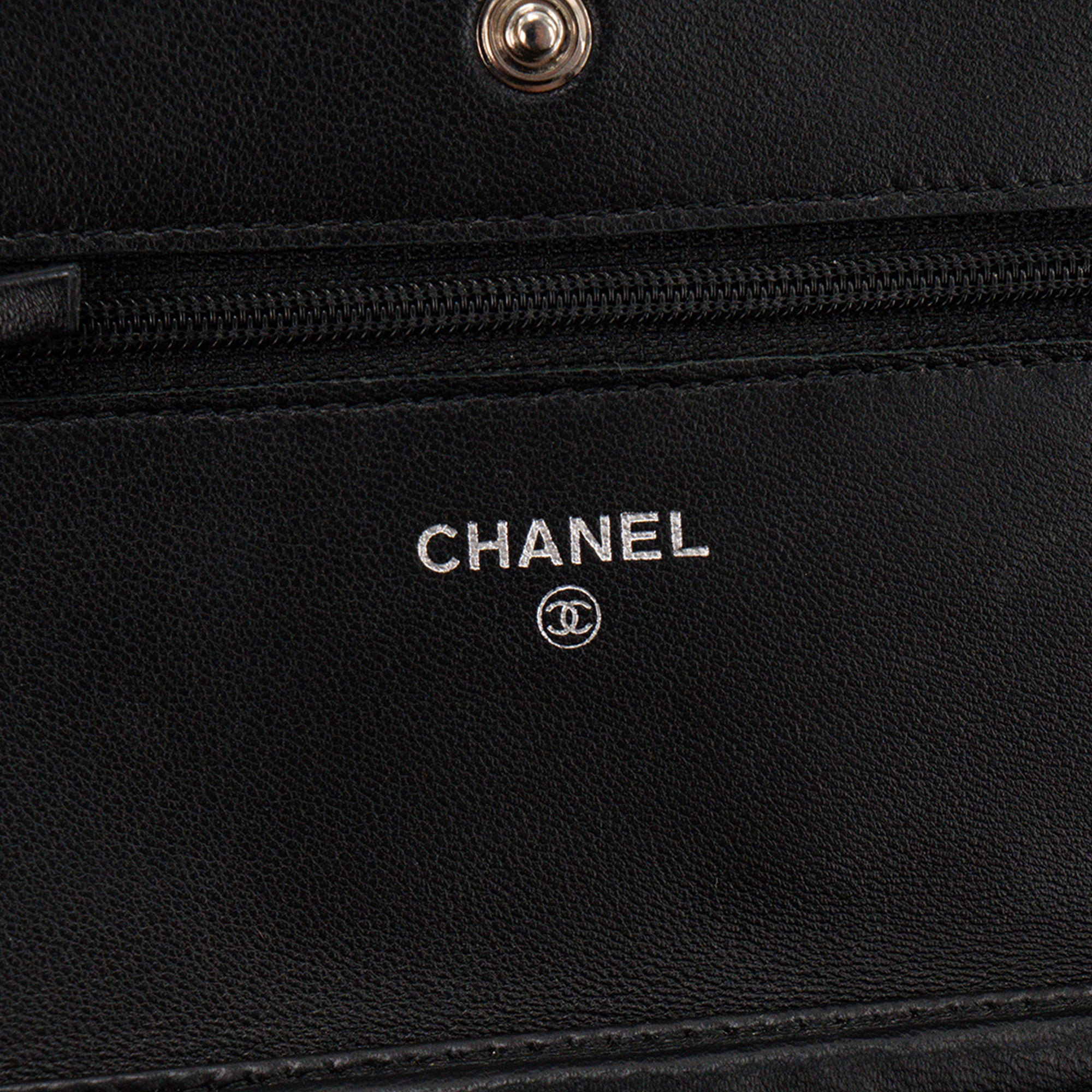 CHANEL - Sac à bandoulière Classique/Timeless Wallet On Chain Chanel en cuir lisse noir