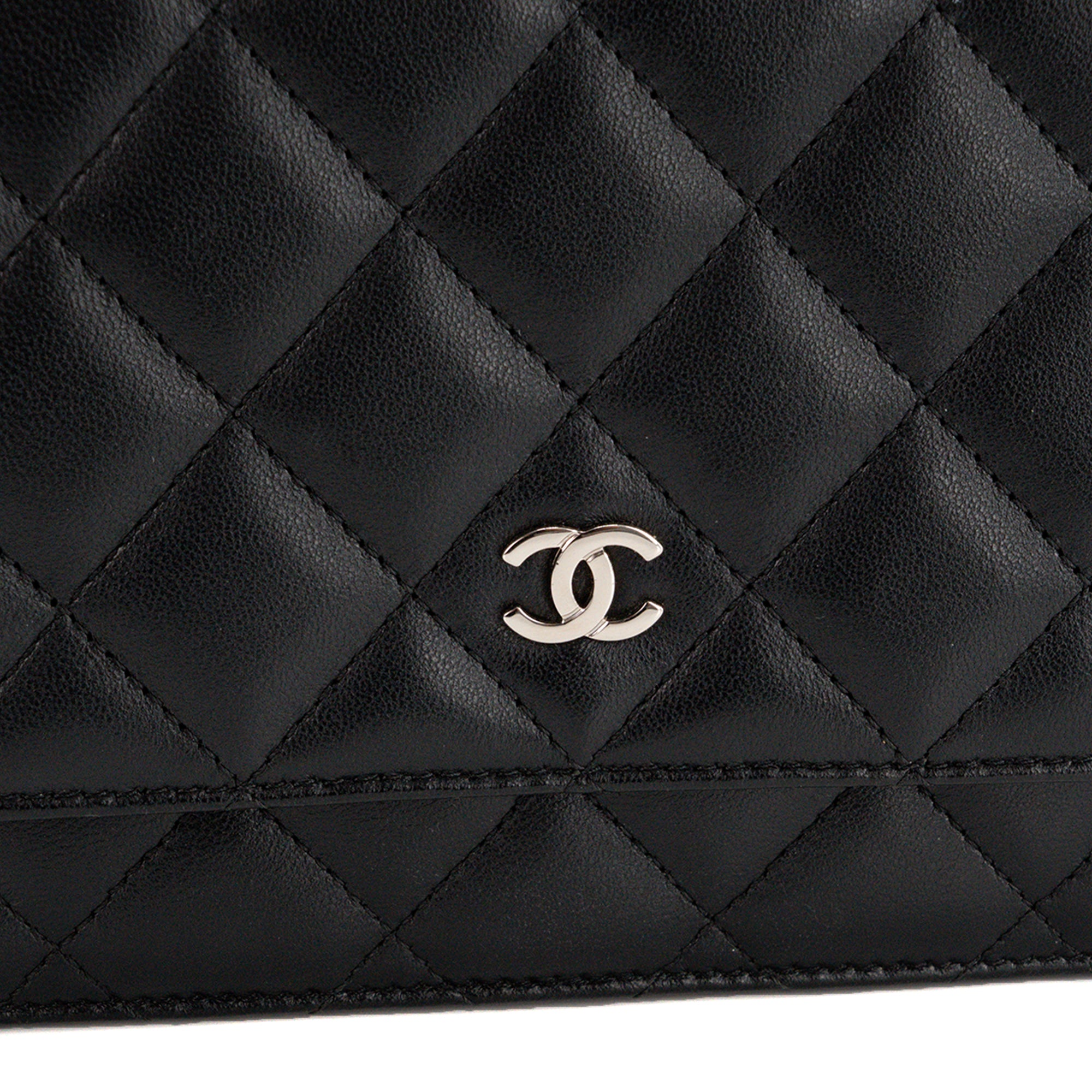 CHANEL - Sac à bandoulière Classique/Timeless Wallet On Chain Chanel en cuir lisse noir