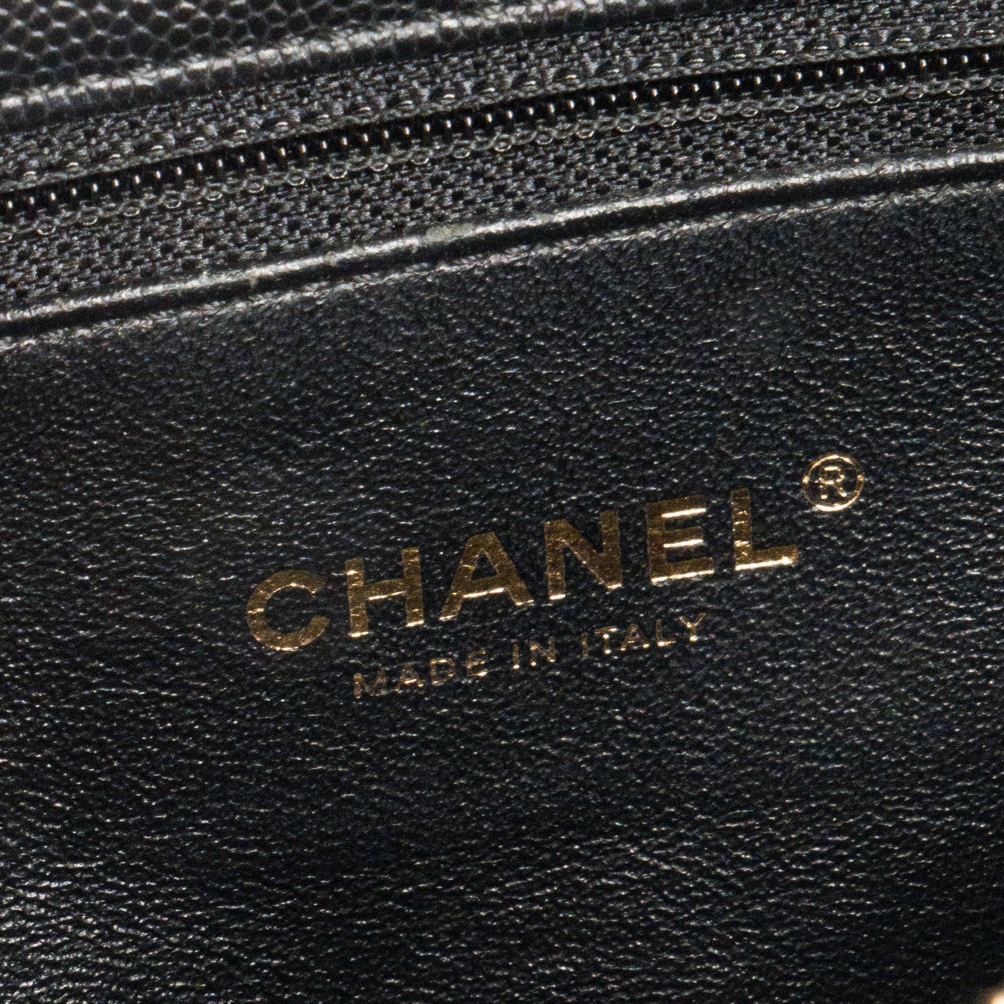 CHANEL - Sac à bandoulière Coco Handle Chanel en cuir caviar noir et anse en cuir exotique lézard bordeaux