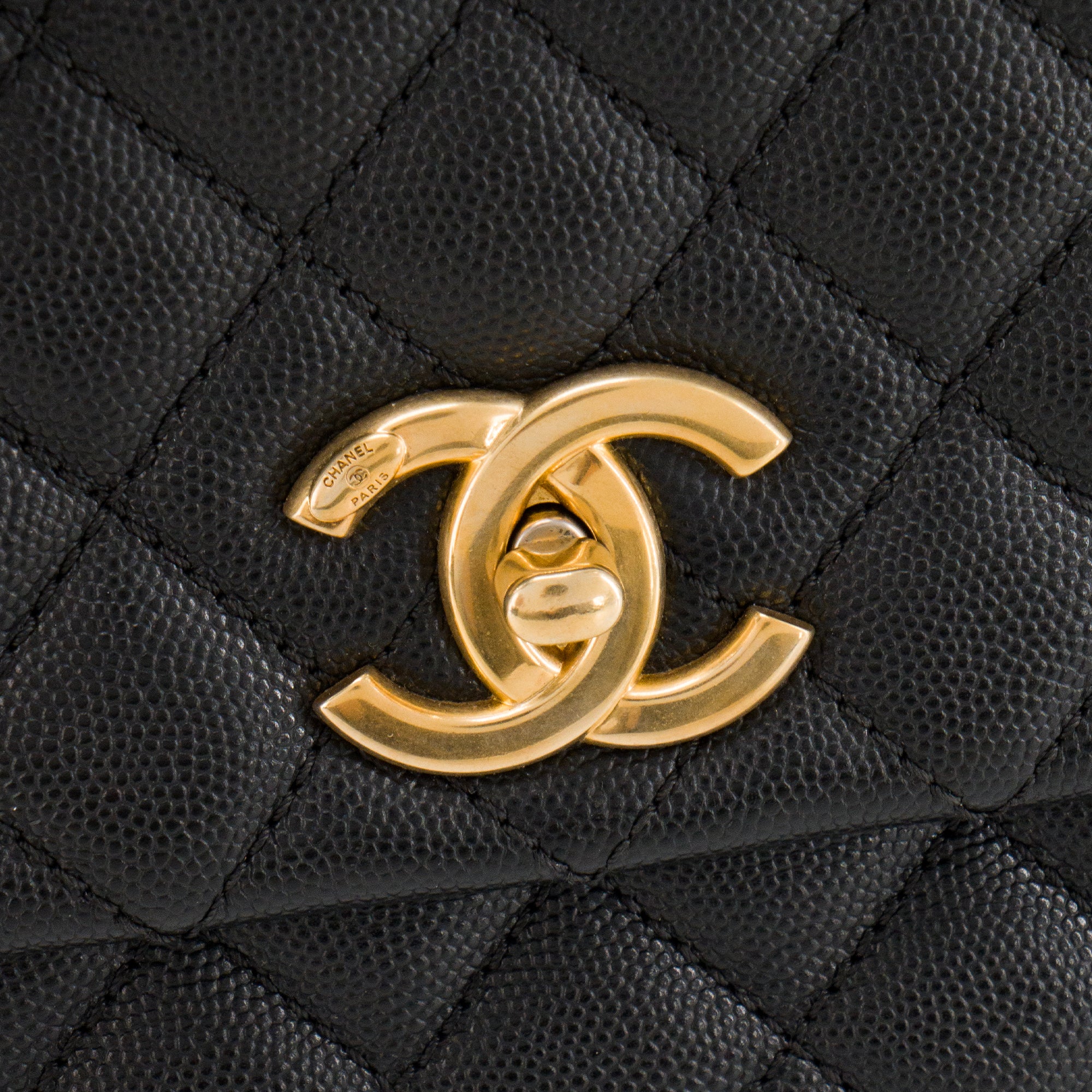 CHANEL - Sac à bandoulière Coco Handle Chanel en cuir caviar noir et anse en cuir exotique lézard bordeaux