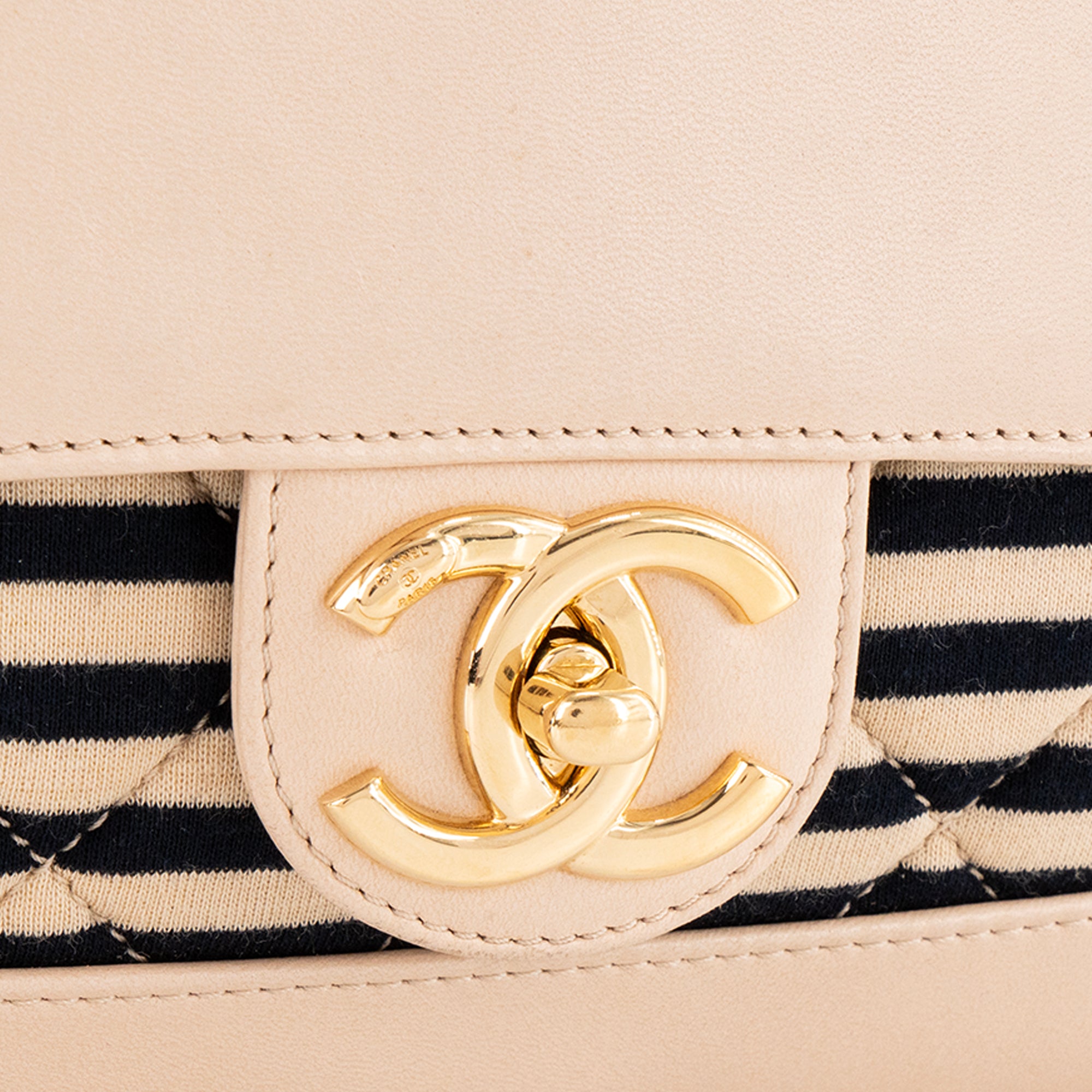 CHANEL - Sac à bandoulière Coco Sailor Chanel en cuir lisse beige et toile bicolore