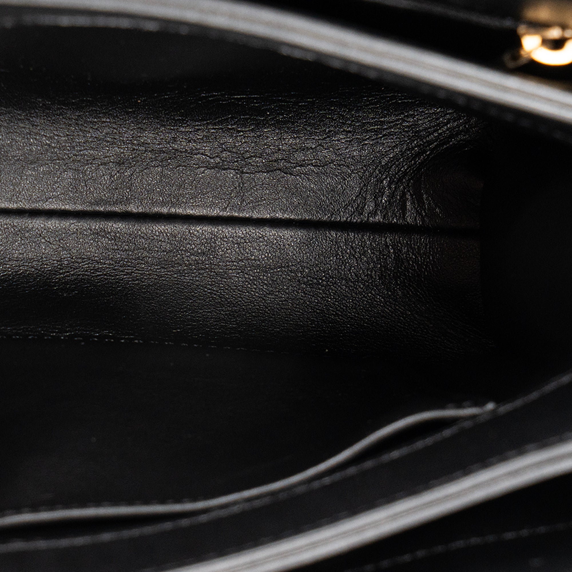 CHANEL - Sac à bandoulière Color Match Chanel en cuir lisse noir édition limitée