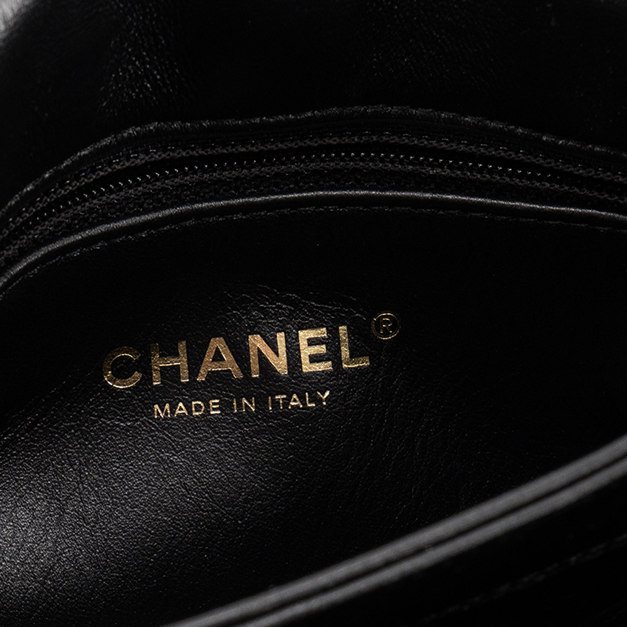 CHANEL - Sac à bandoulière Color Match Chanel en cuir lisse noir édition limitée