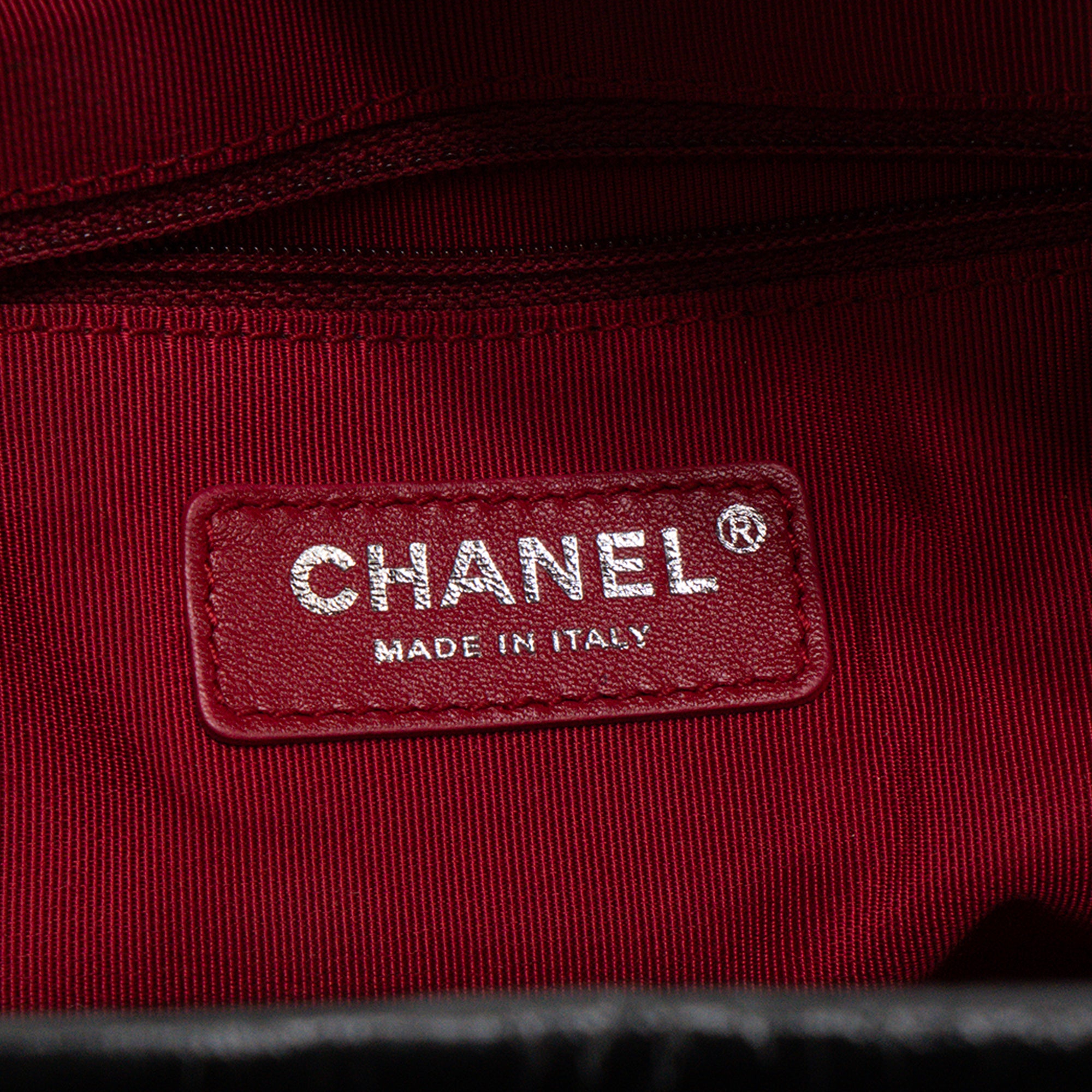 CHANEL - Sac à bandoulière Gabrielle Chanel en cuir froissé bleu marine et noir