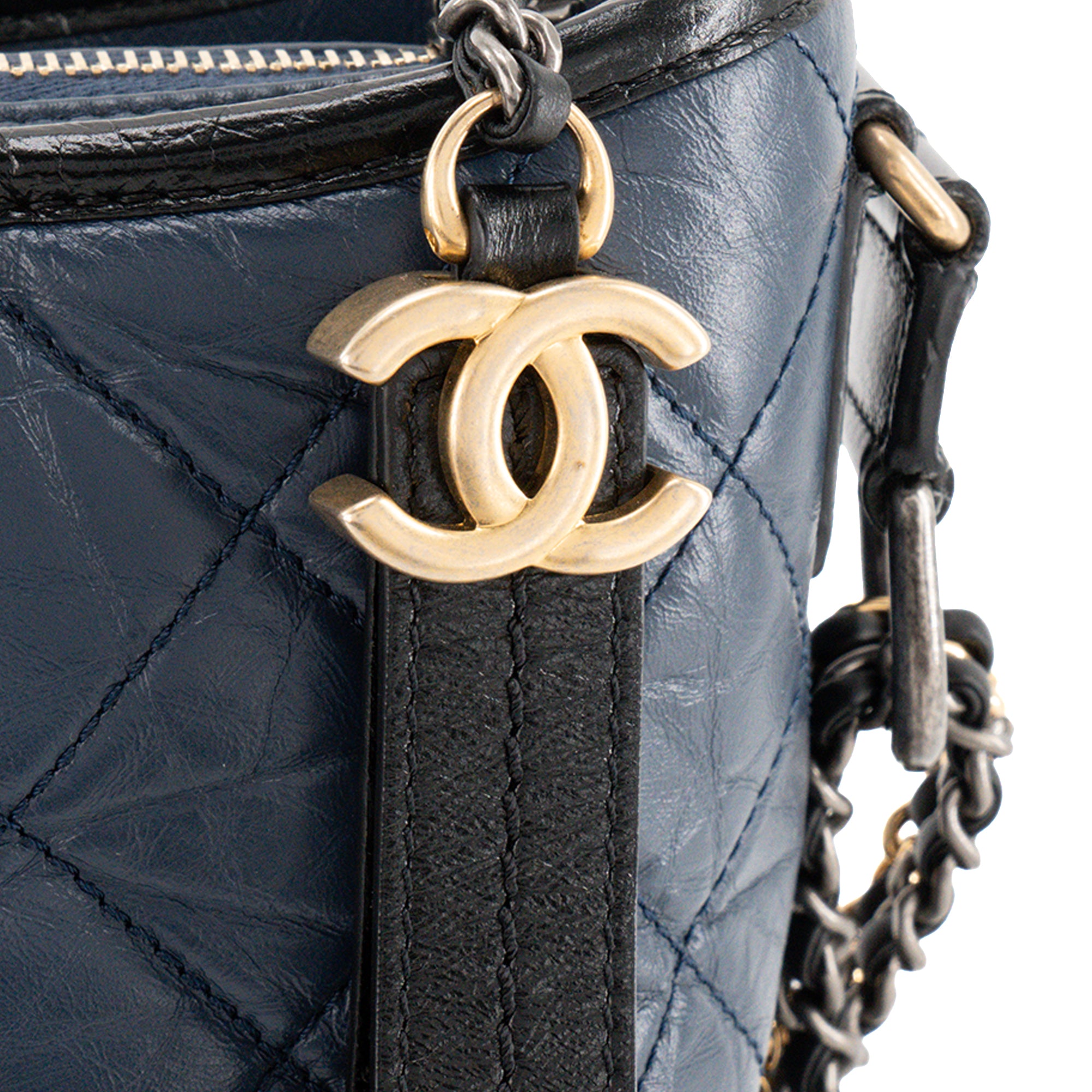 CHANEL - Sac à bandoulière Gabrielle Chanel en cuir froissé bleu marine et noir