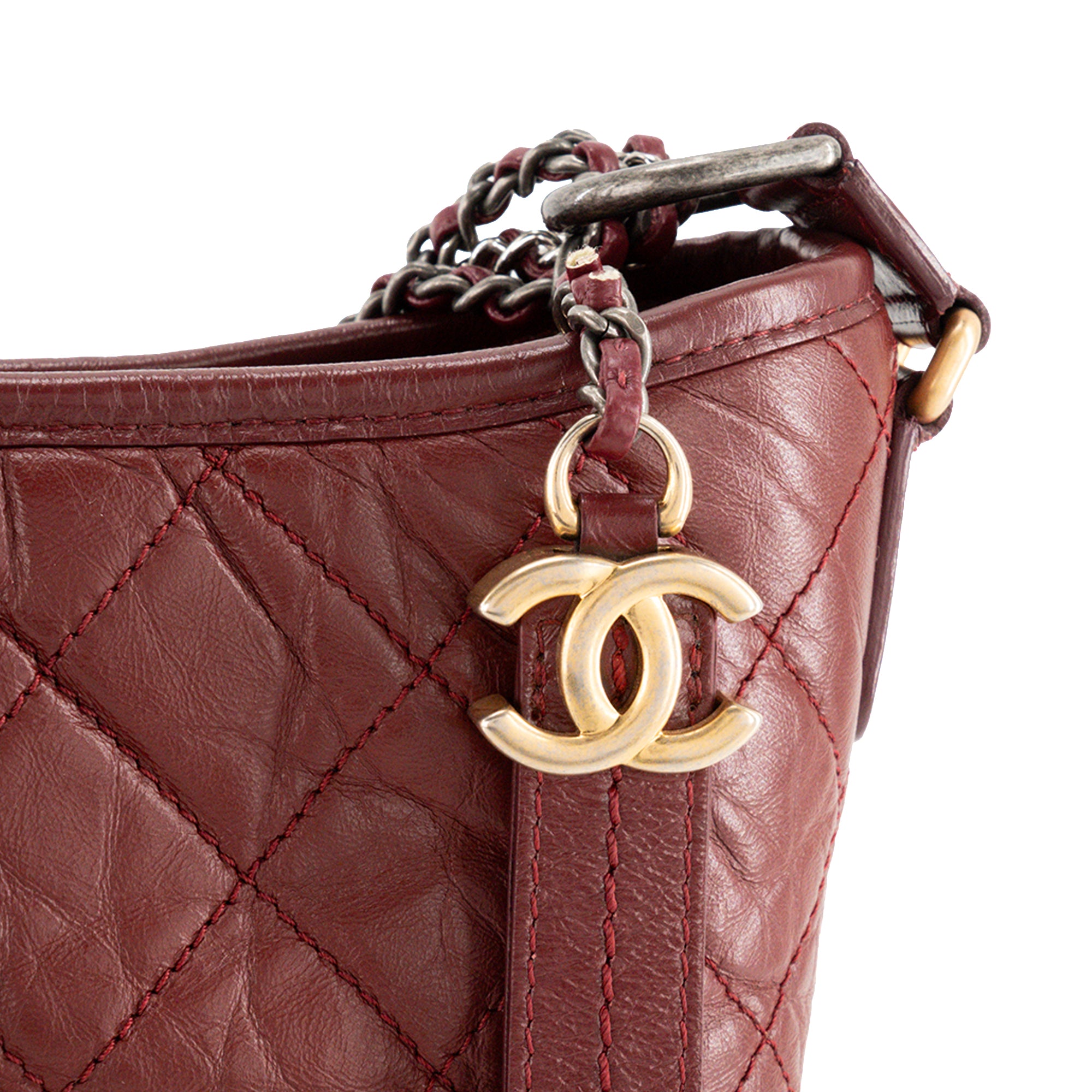CHANEL - Sac à bandoulière Gabrielle Chanel en cuir froissé bordeaux