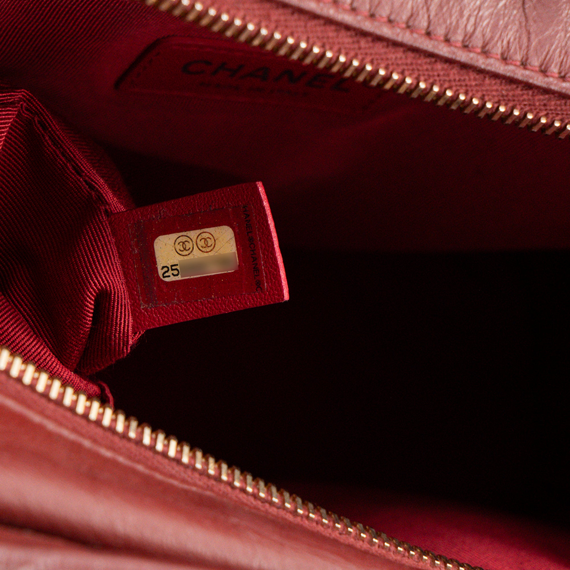 CHANEL - Sac à bandoulière Gabrielle Chanel en cuir froissé bordeaux