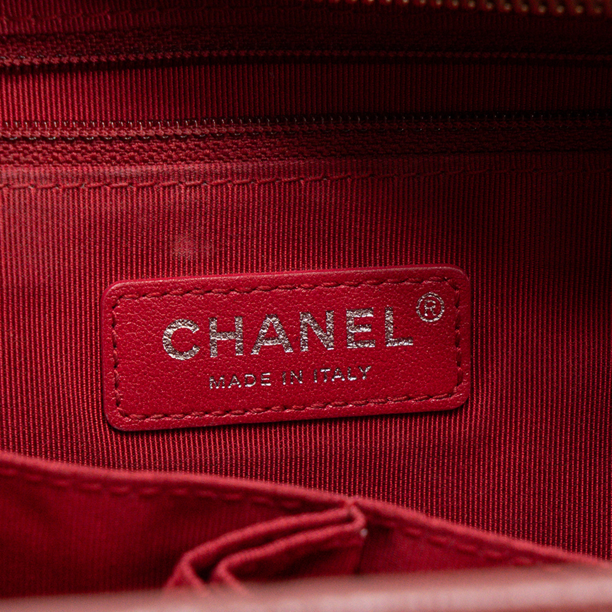 CHANEL - Sac à bandoulière Gabrielle Chanel en cuir froissé bordeaux