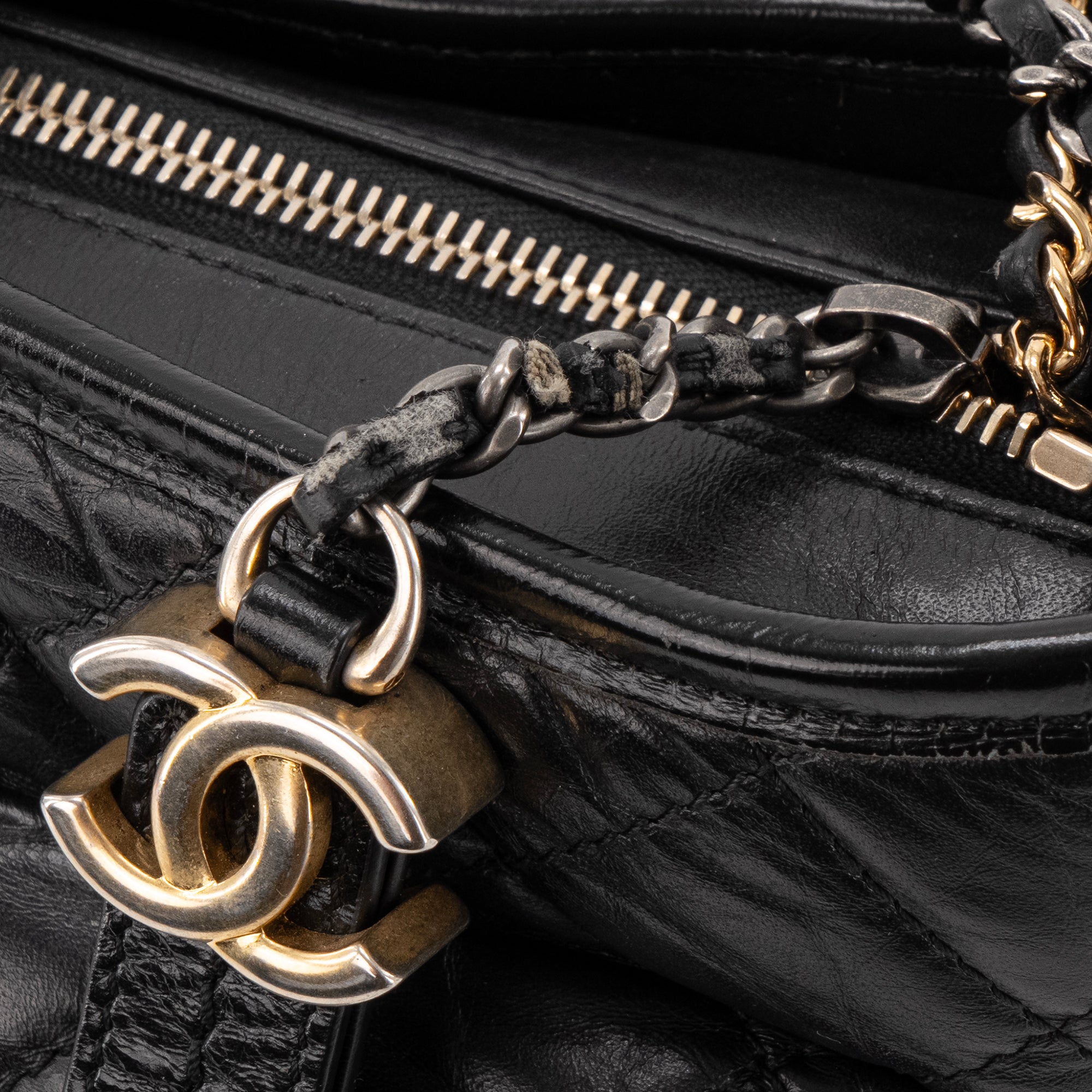 CHANEL - Sac à bandoulière Gabrielle GM Chanel en cuir noir