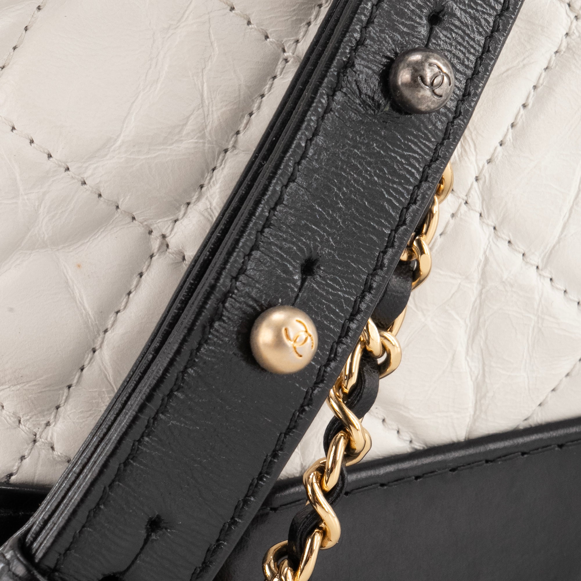 CHANEL - Sac à bandoulière Gabrielle mini Chanel en cuir bicolore noir et blanc