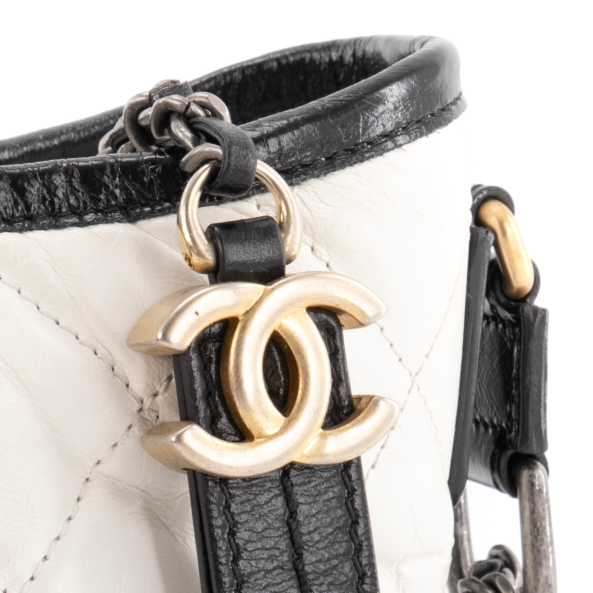 CHANEL - Sac à bandoulière Gabrielle mini Chanel en cuir bicolore noir et blanc