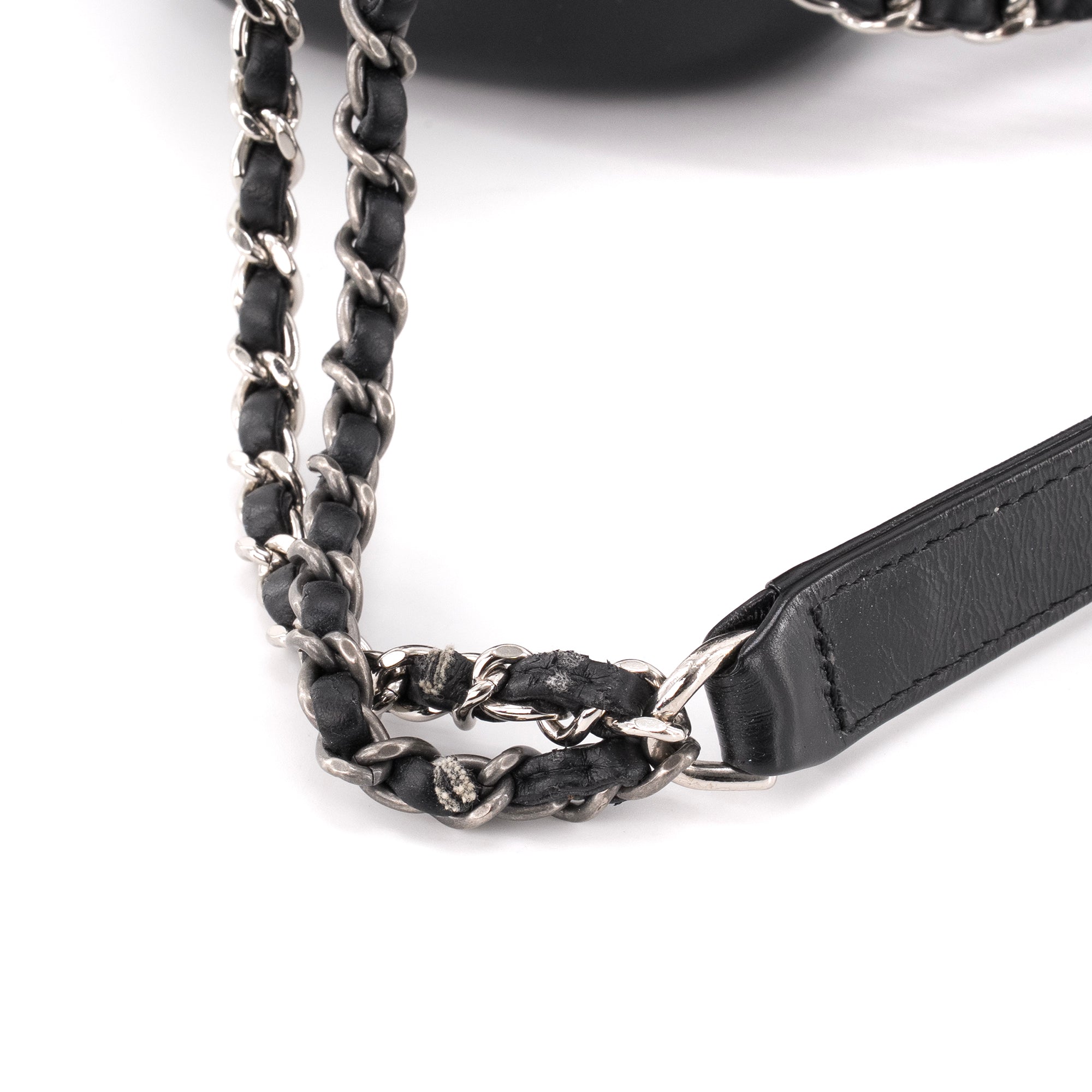 CHANEL - Sac à bandoulière Gabrielle mini Chanel en cuir blanc et noir