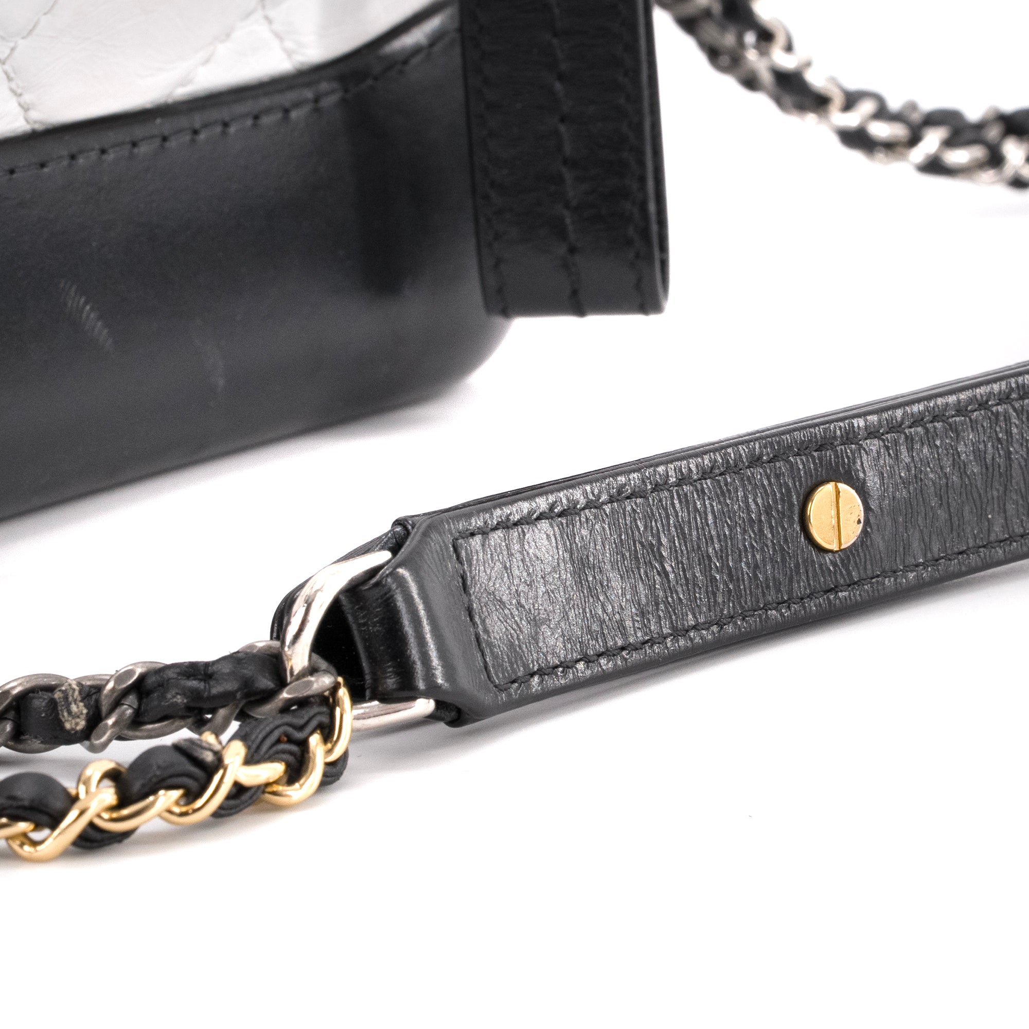 CHANEL - Sac à bandoulière Gabrielle mini Chanel en cuir blanc et noir