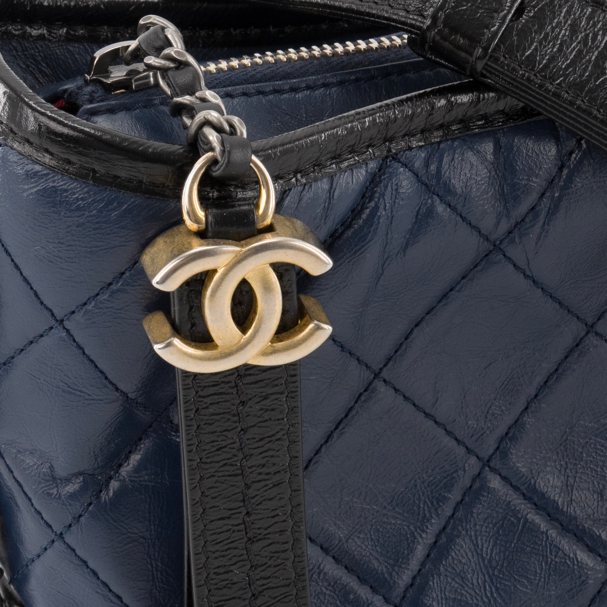 CHANEL - Sac à bandoulière Gabrielle mini Chanel en cuir bleu marine