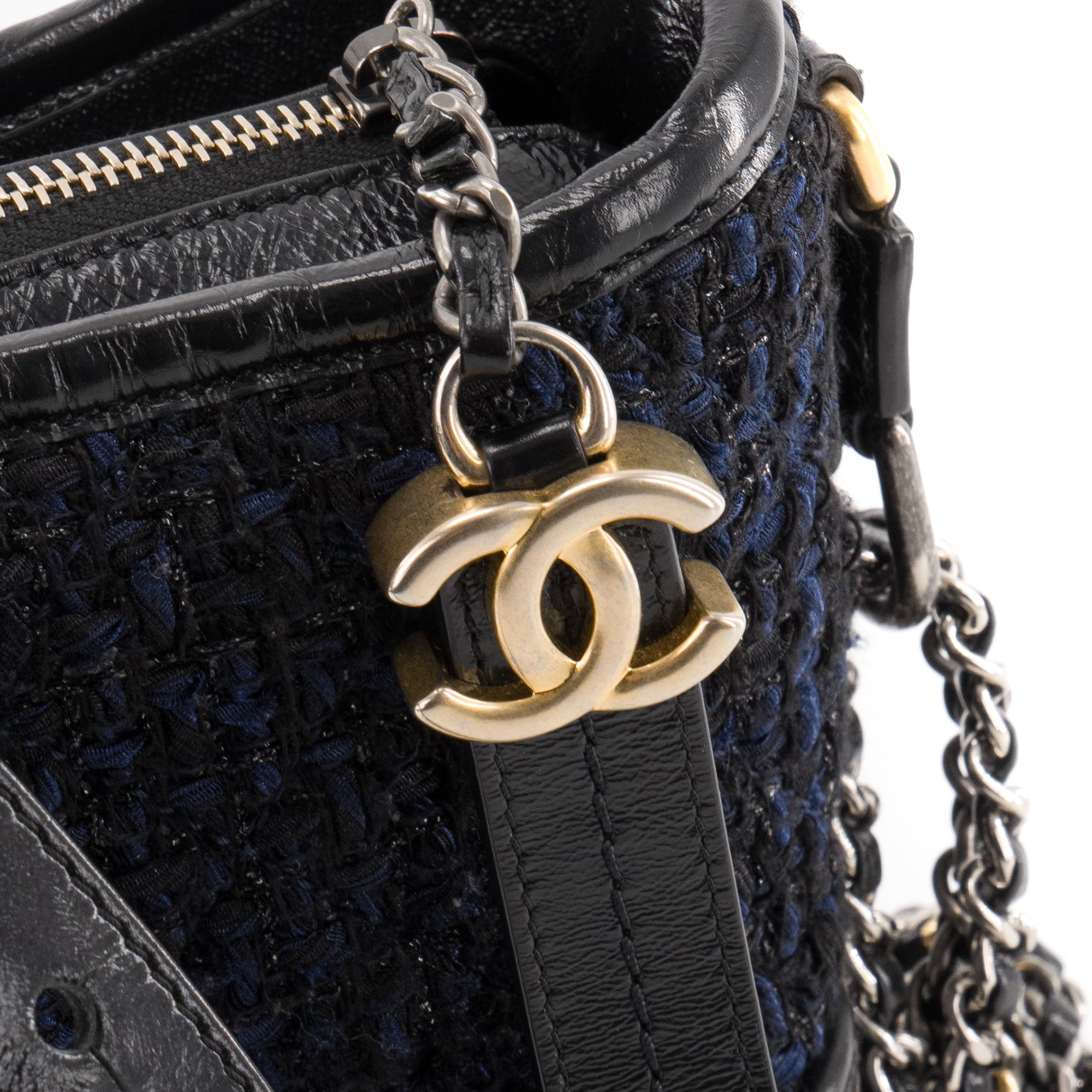 CHANEL - Sac à bandoulière Gabrielle mini Chanel en cuir bleu marine et tweed