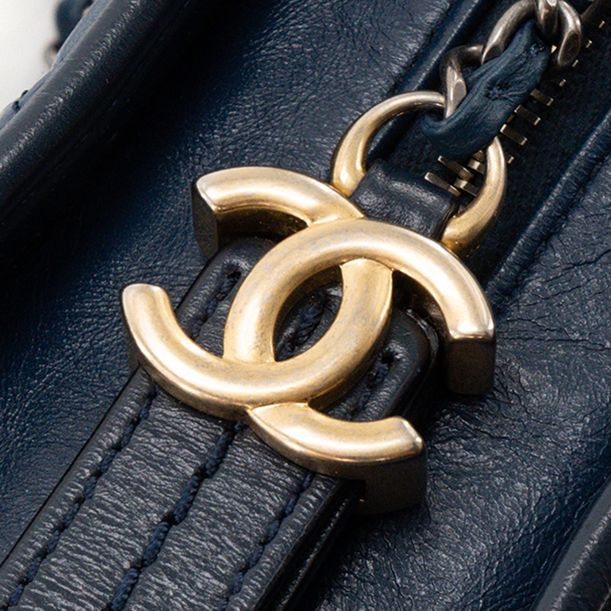 CHANEL - Sac à bandoulière Gabrielle mini Chanel en cuir bleu marine
