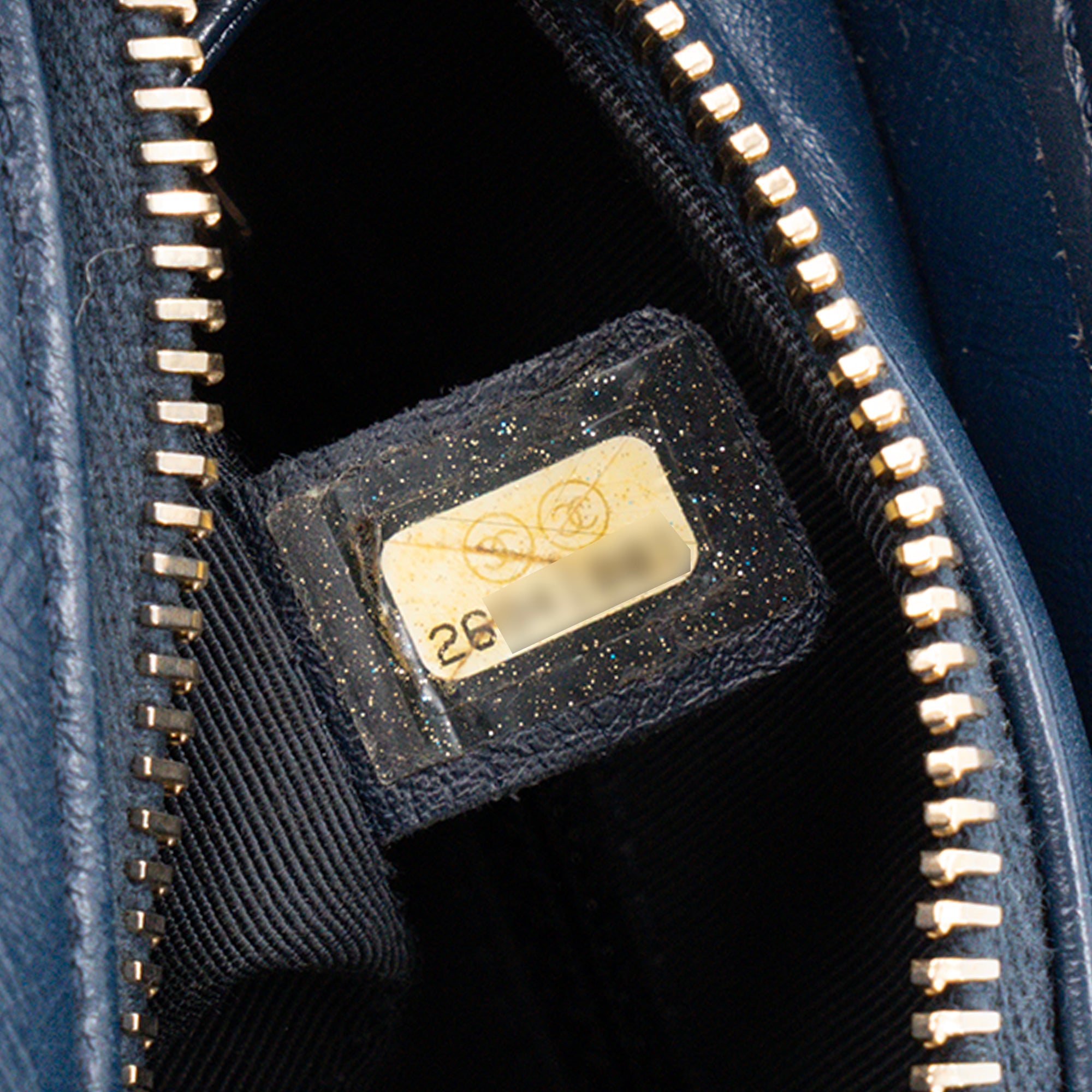 CHANEL - Sac à bandoulière Gabrielle mini Chanel en cuir bleu marine