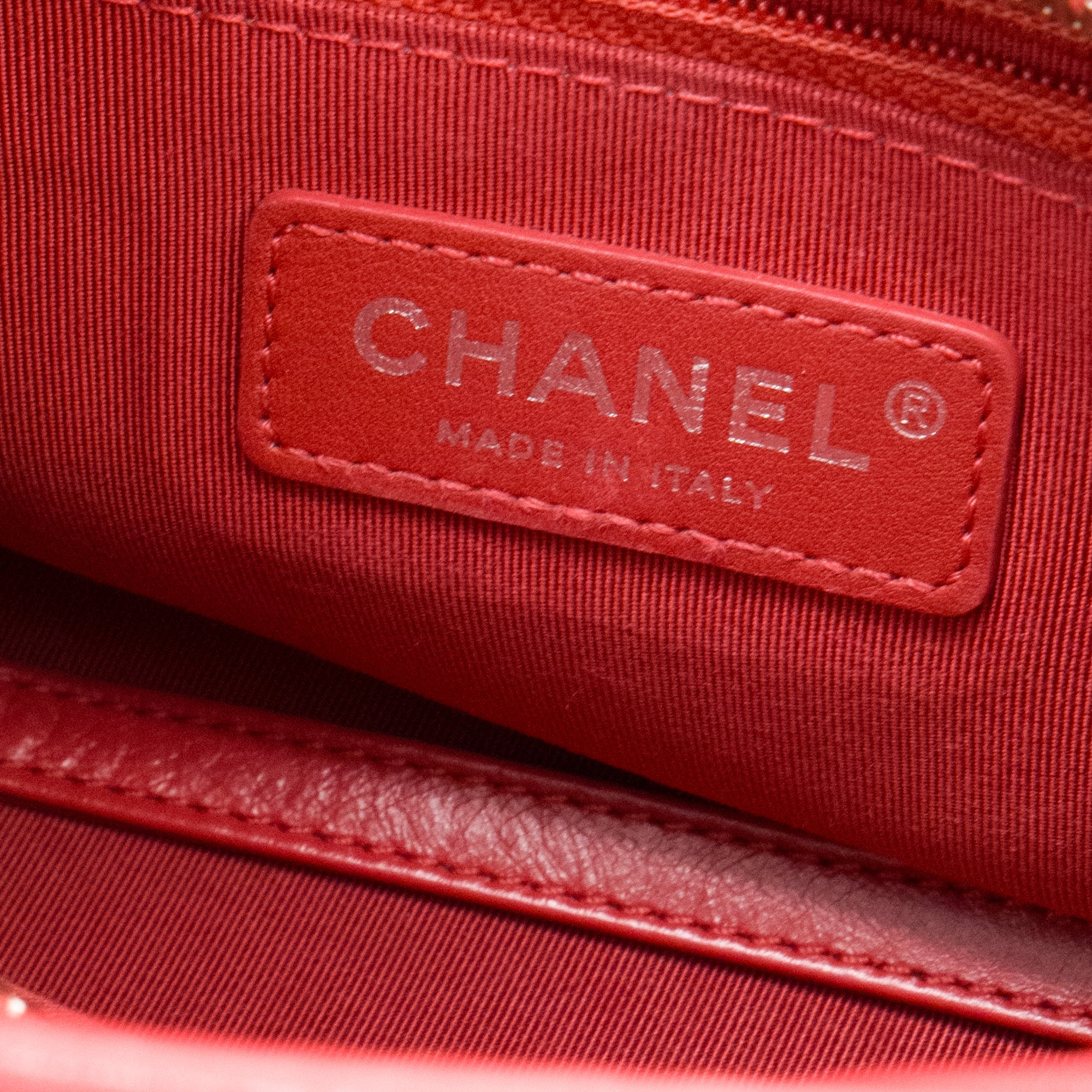 CHANEL - Sac à bandoulière Gabrielle mini Chanel en cuir chevron rouge