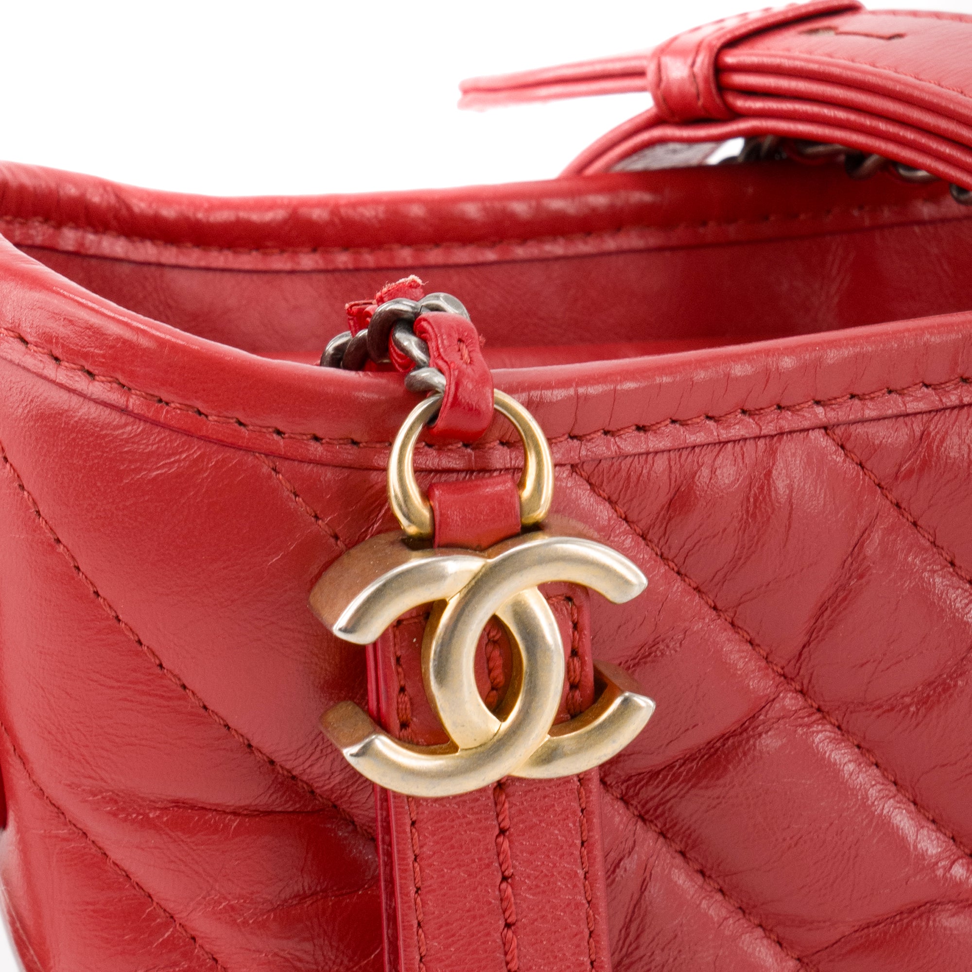 CHANEL - Sac à bandoulière Gabrielle mini Chanel en cuir chevron rouge