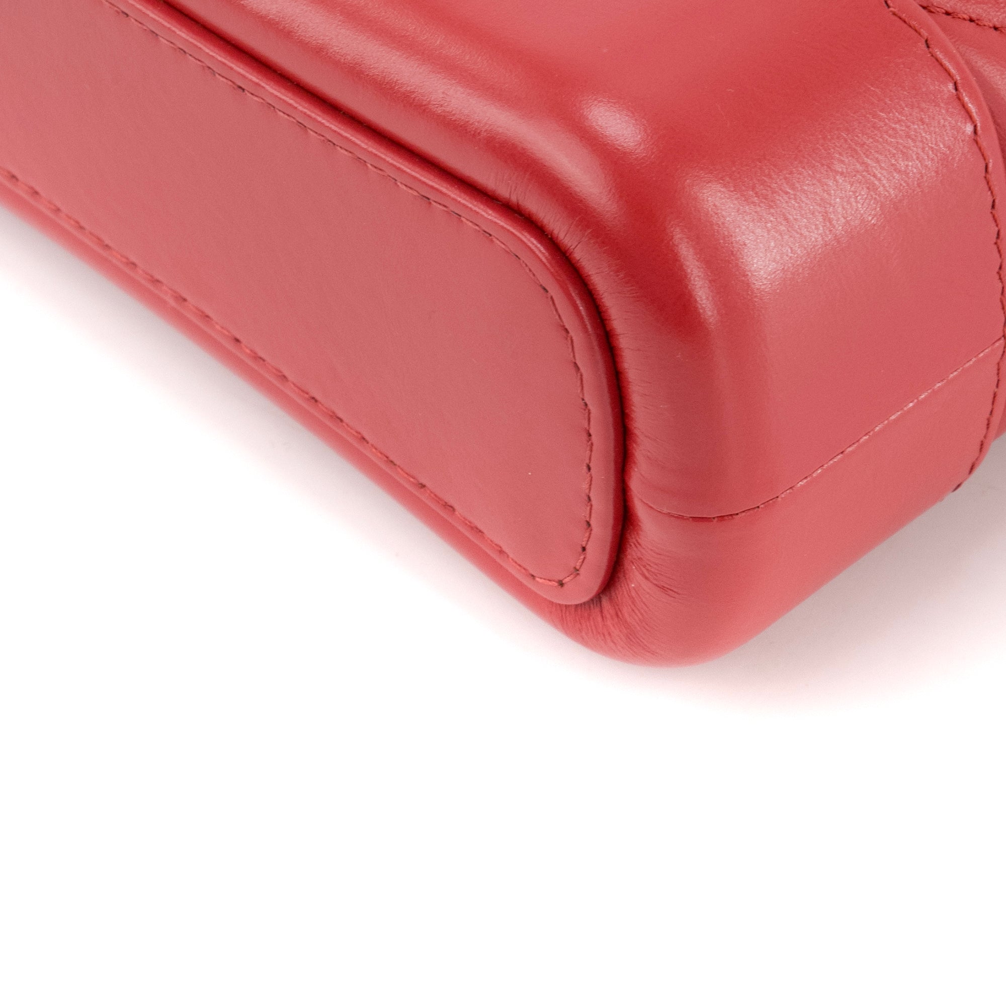 CHANEL - Sac à bandoulière Gabrielle mini Chanel en cuir chevron rouge