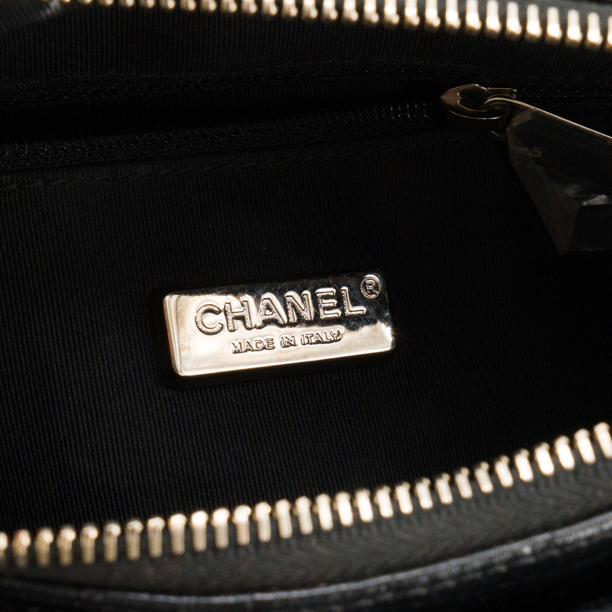 CHANEL - Sac à bandoulière Gabrielle mini Chanel en cuir embossé crocodile noir