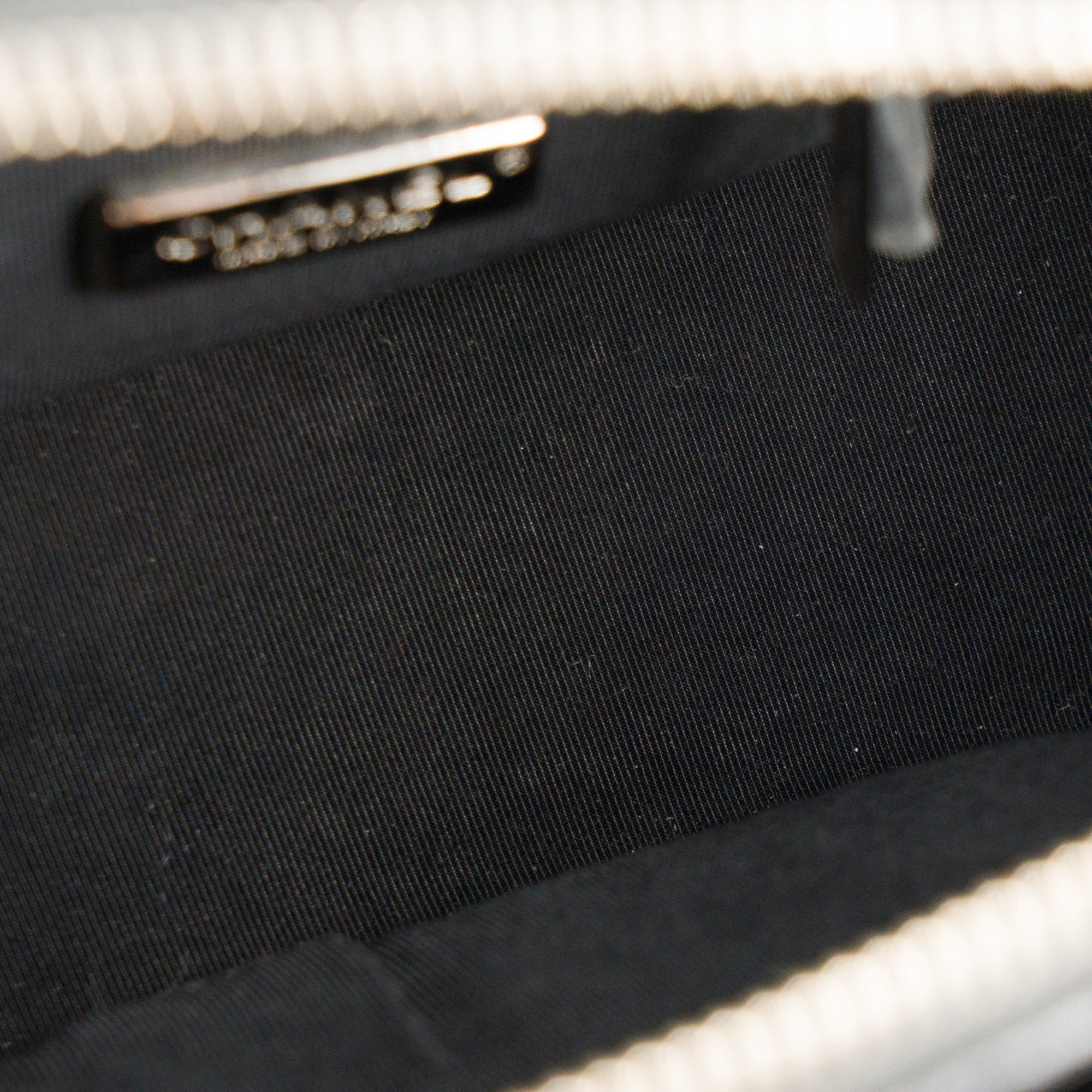 CHANEL - Sac à bandoulière Gabrielle mini Chanel en cuir embossé crocodile noir