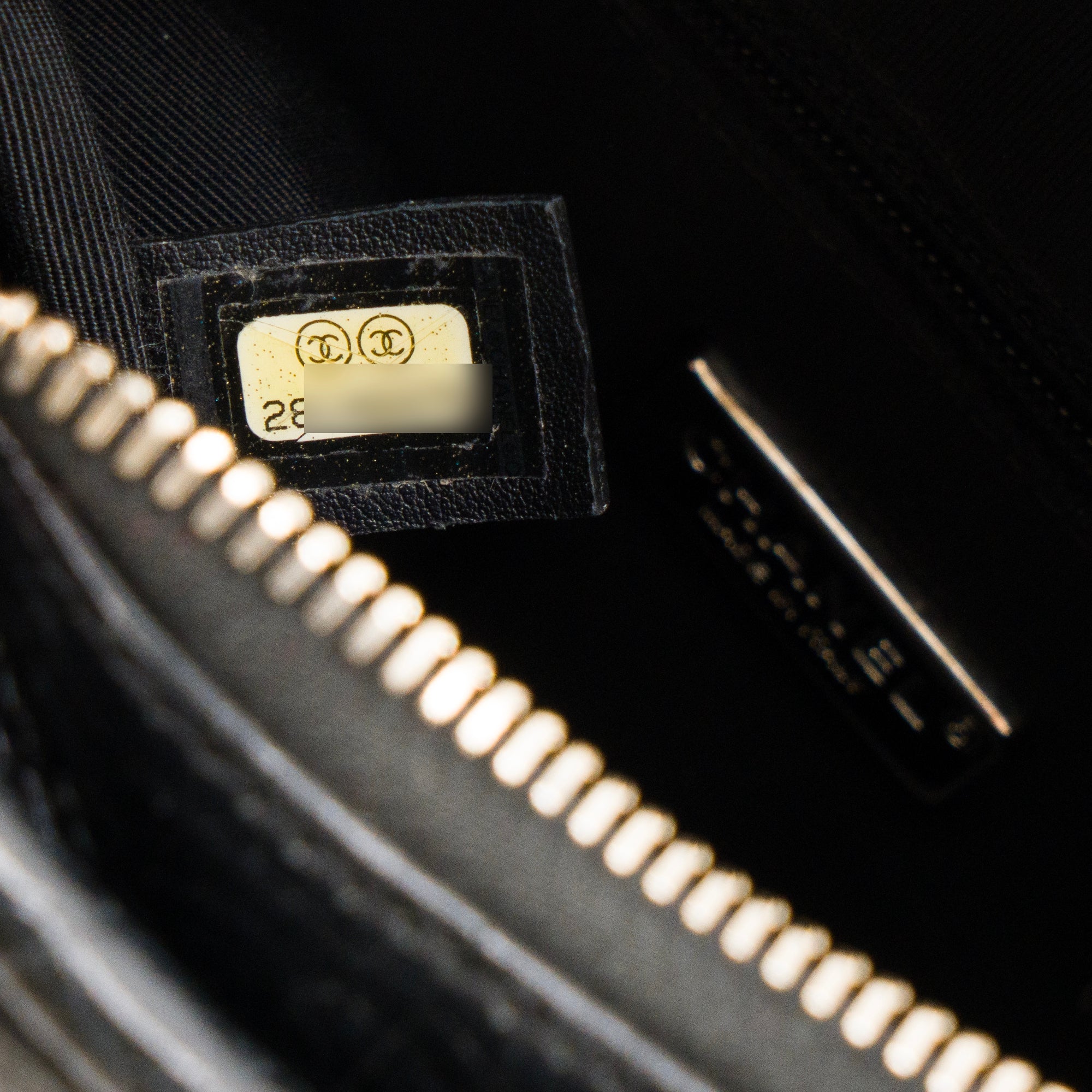 CHANEL - Sac à bandoulière Gabrielle mini Chanel en cuir embossé crocodile noir